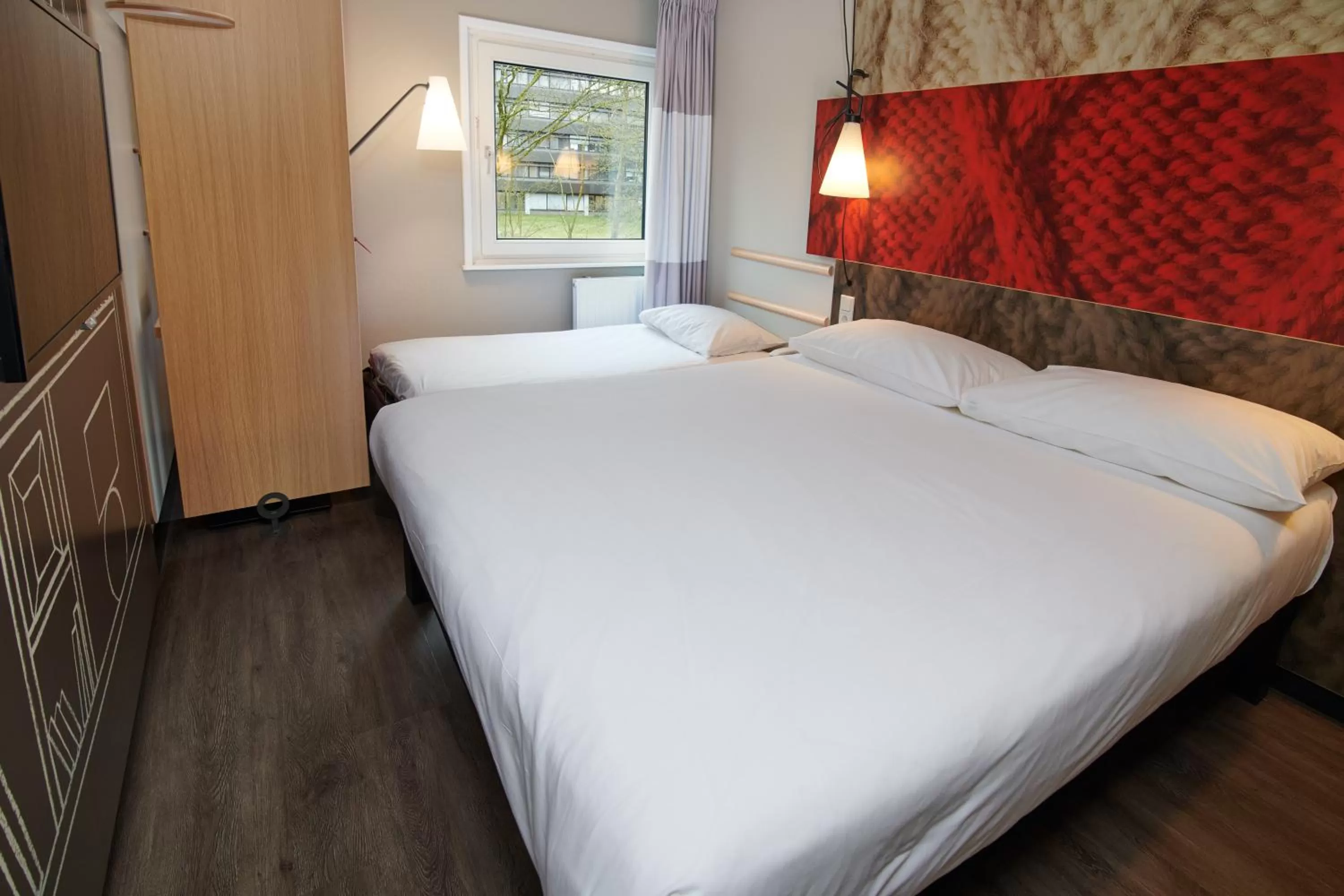 Photo of the whole room, Bed in ibis Tilburg