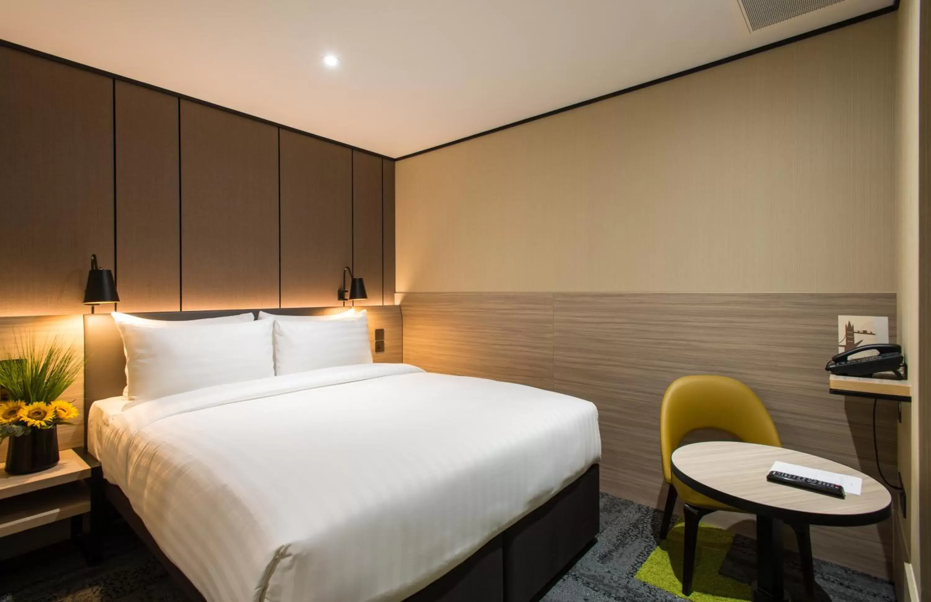 Bedroom, Bed in Aerotel London Heathrow, Terminal 2 & Terminal 3