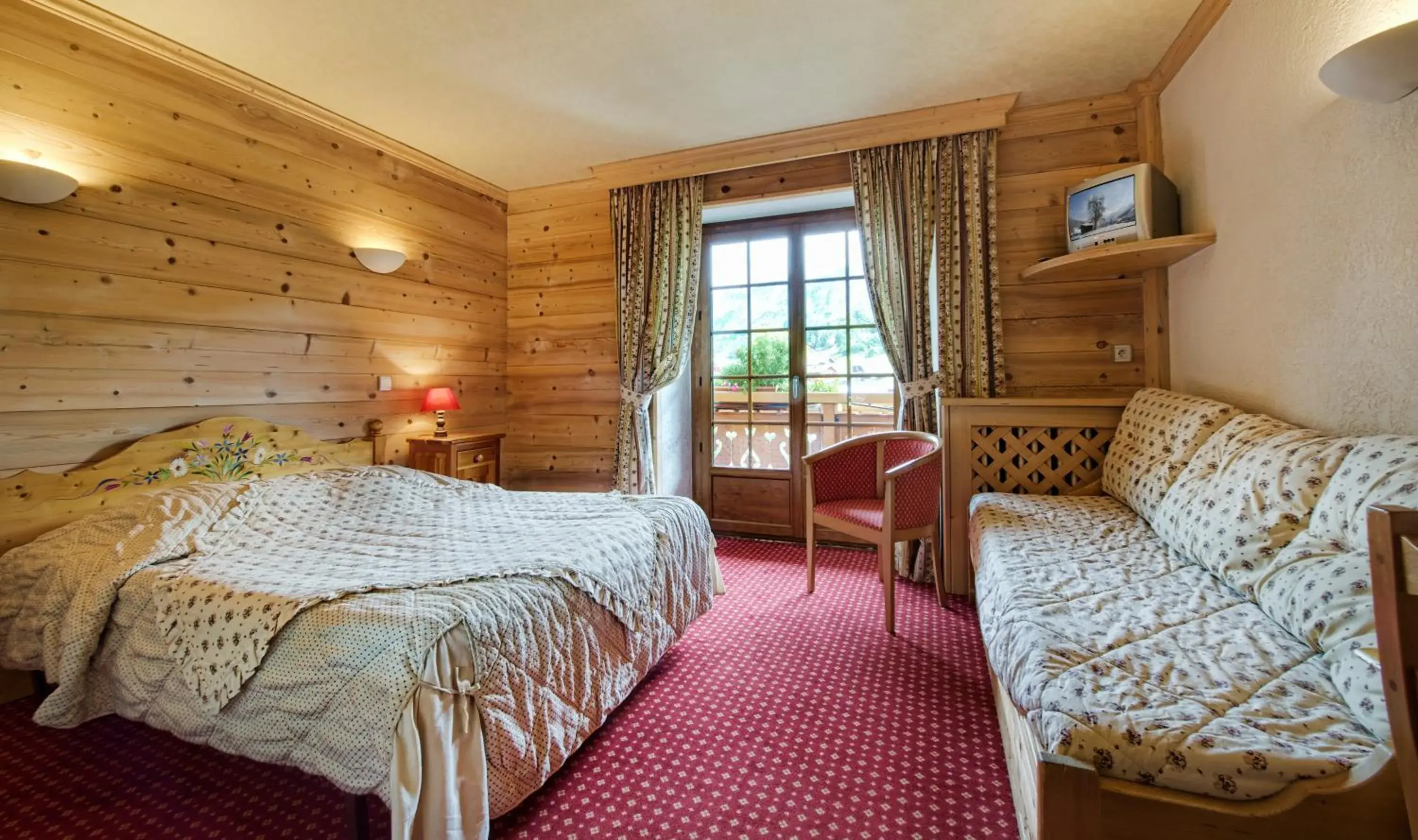 Photo of the whole room, Bed in Hotel les Sapins