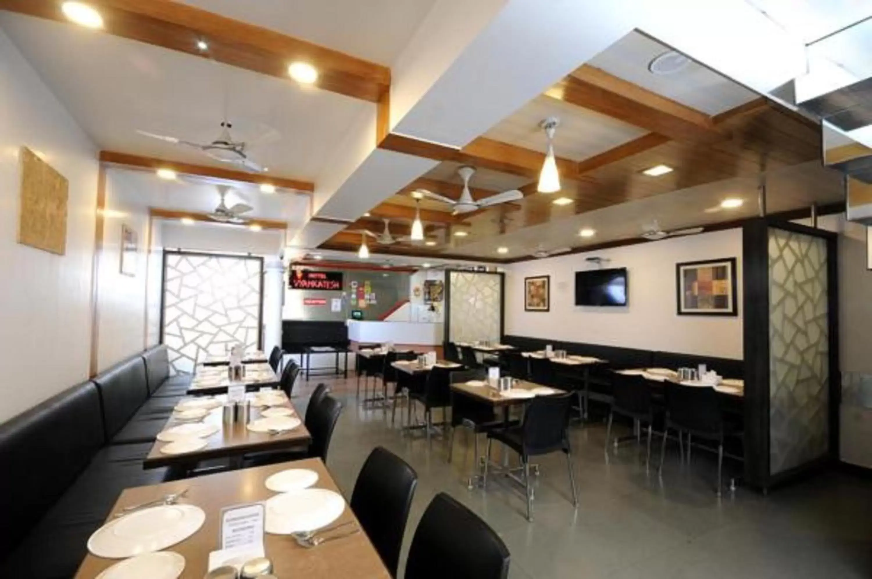 Restaurant/Places to Eat in Hotel Vyankatesh & Pure Veg Restaurant