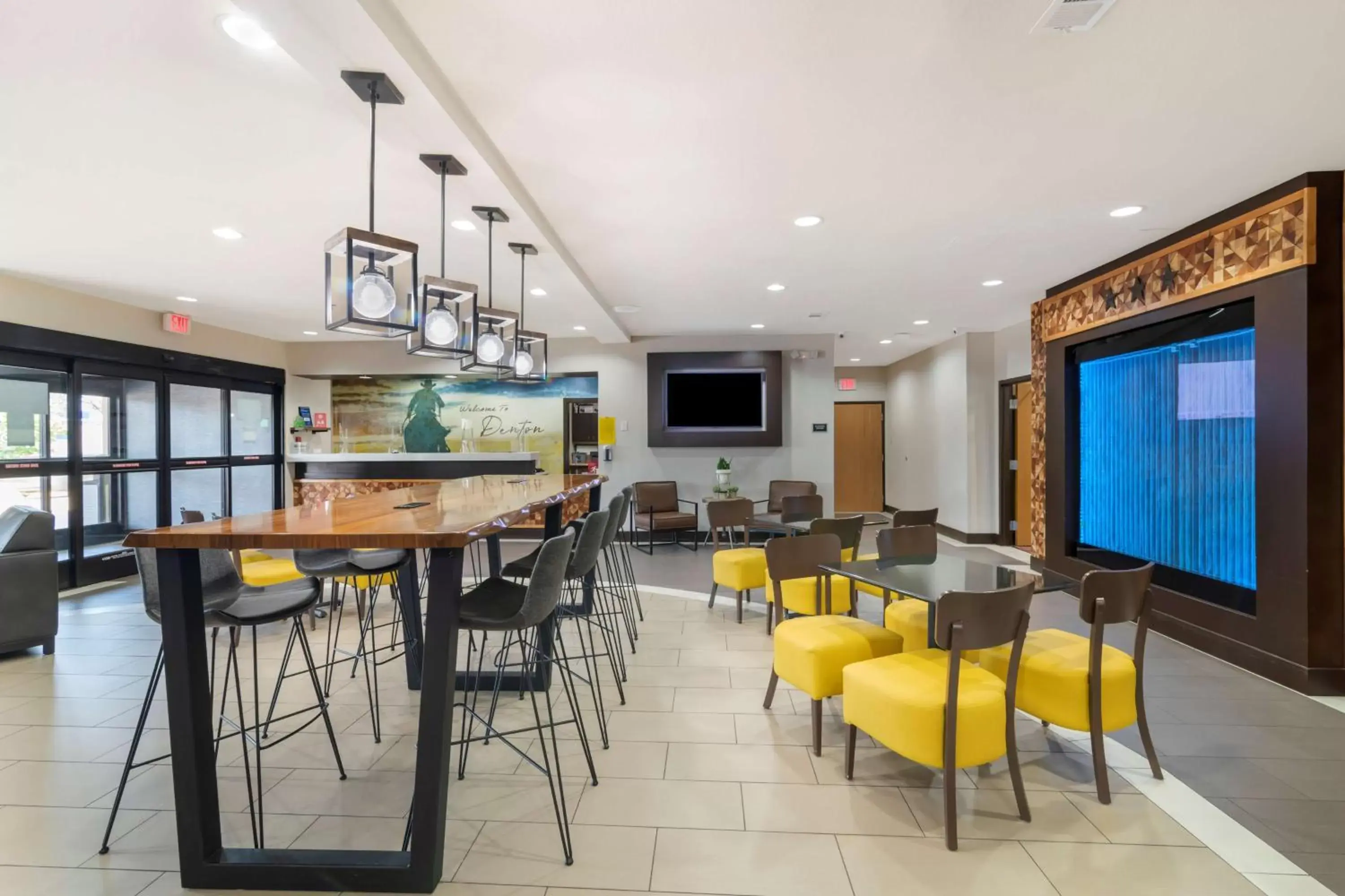 Lobby or reception, Lounge/Bar in Best Western Plus Denton Inn & Suites