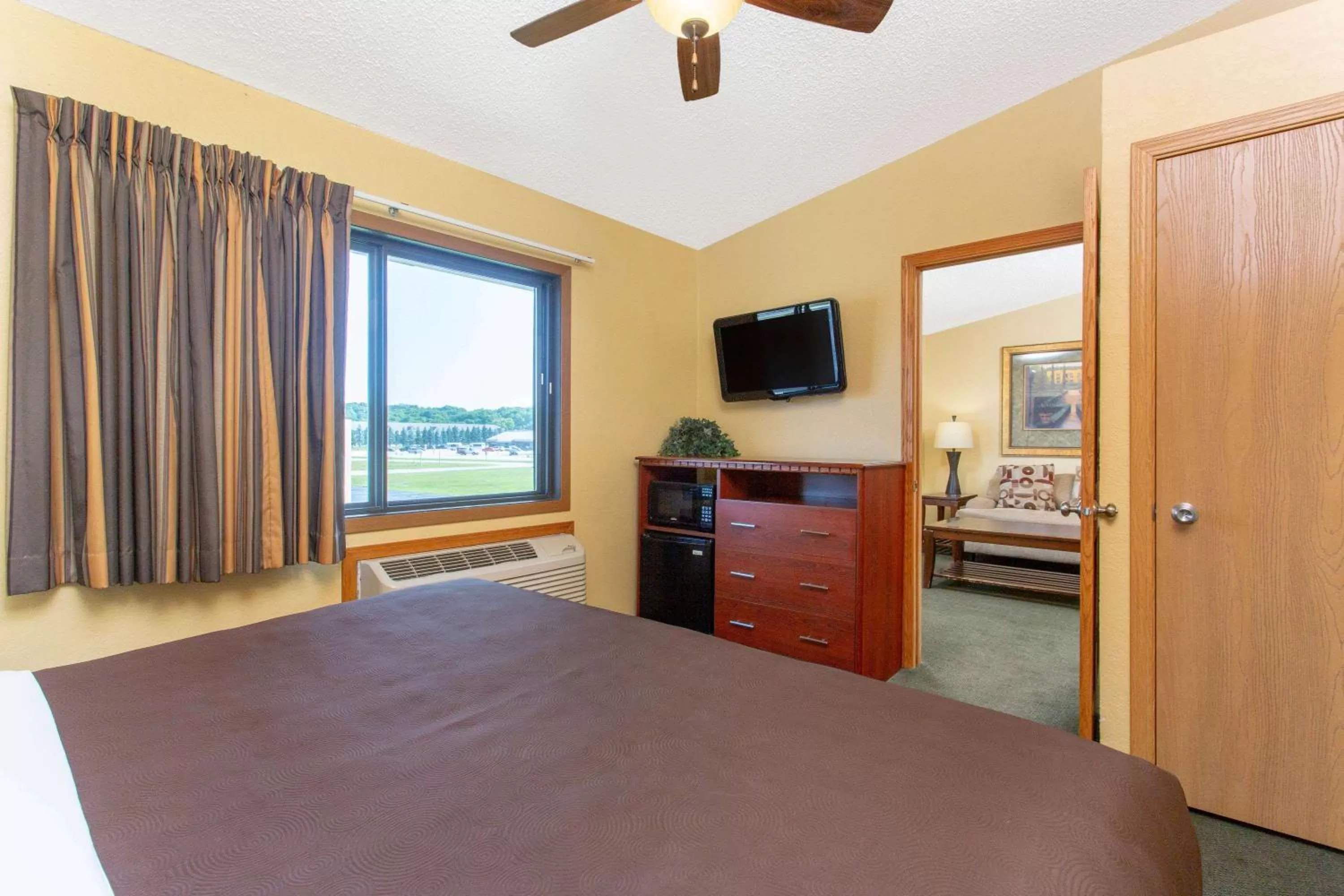 Photo of the whole room, Bed in AmericInn by Wyndham West Bend