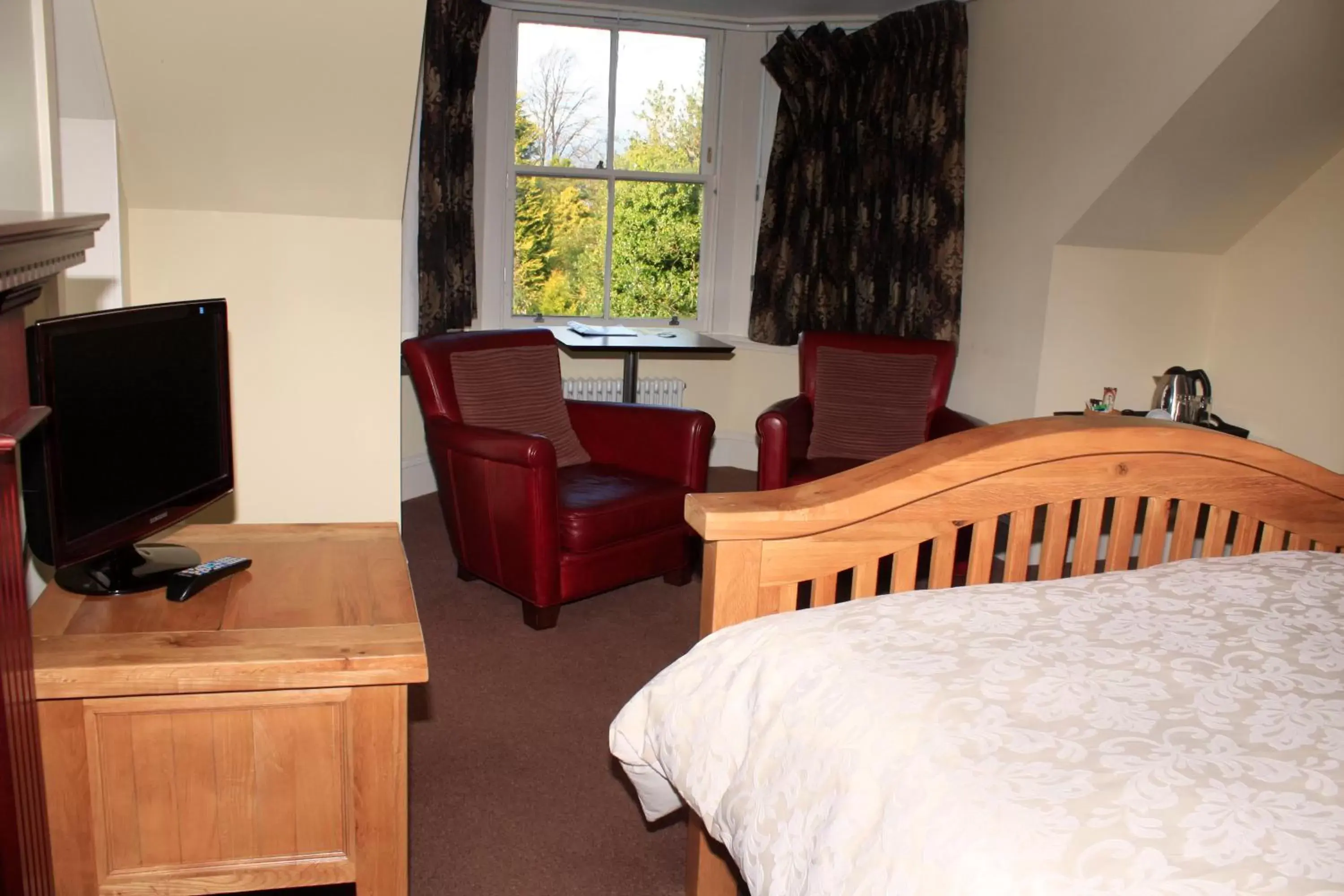 Photo of the whole room, TV/Entertainment Center in Ashtree House Hotel, Glasgow Airport & Paisley