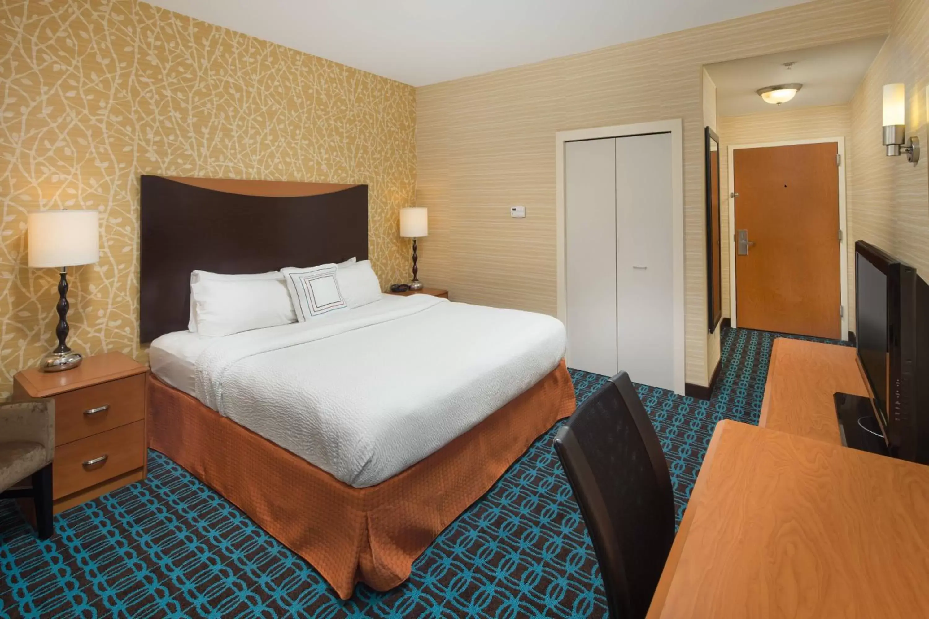 Photo of the whole room, Bed in Fairfield Inn and Suites Cleveland