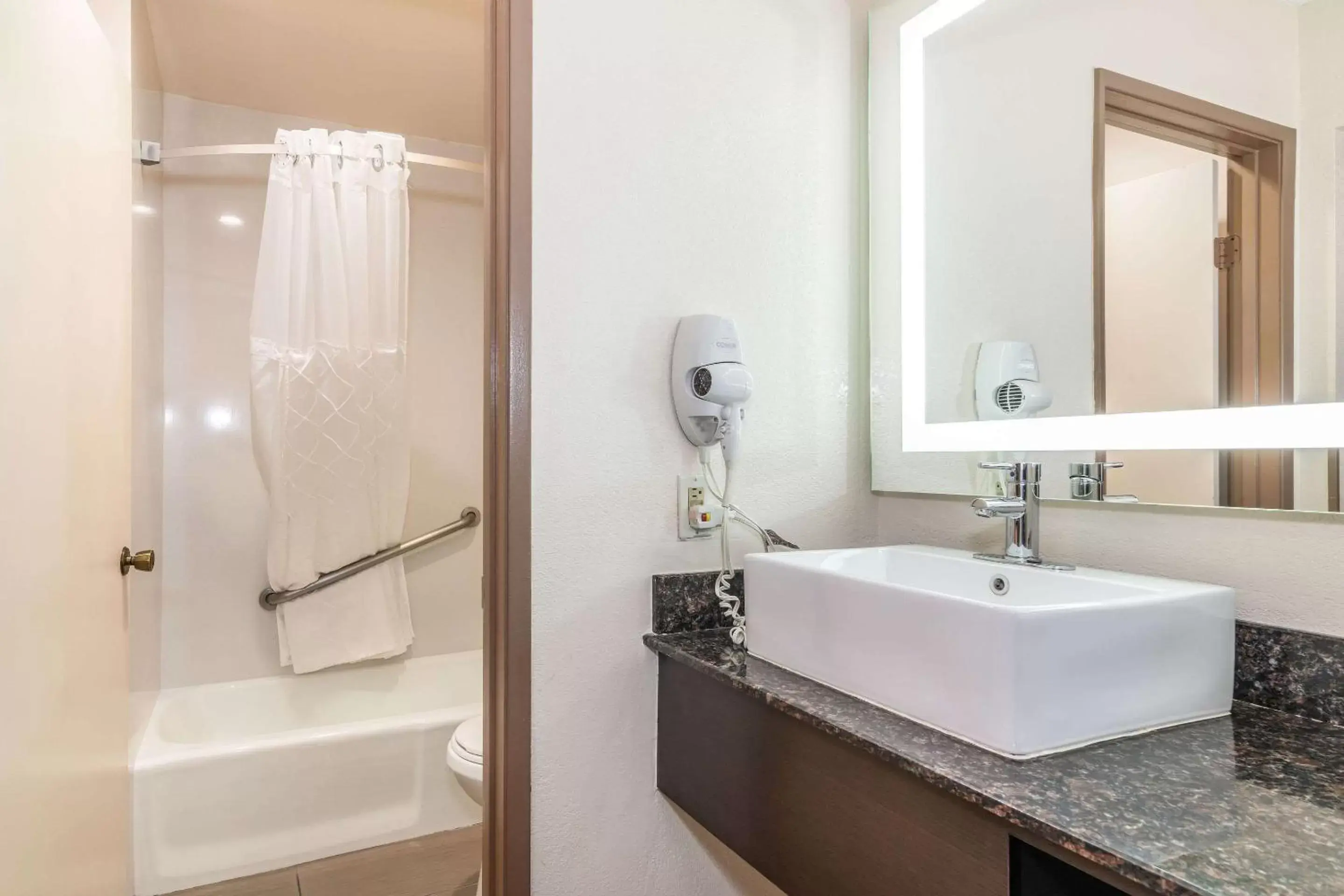 Bedroom in Rodeway Inn On Historic Route 66 Bedroom in Rodeway Inn On Historic Route 66