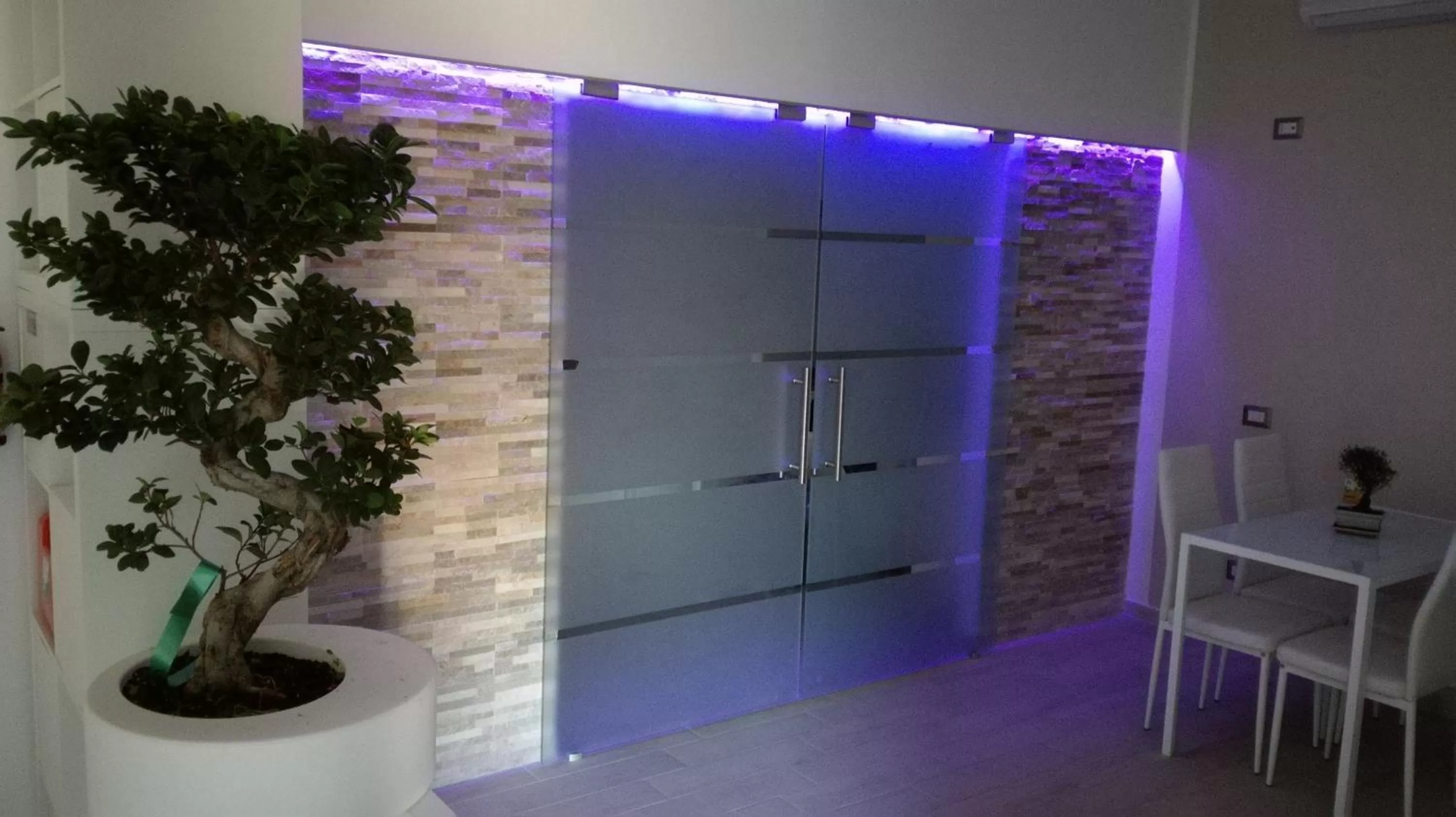 Communal lounge/ TV room, Bathroom in Bonsai Bed & Breakfast