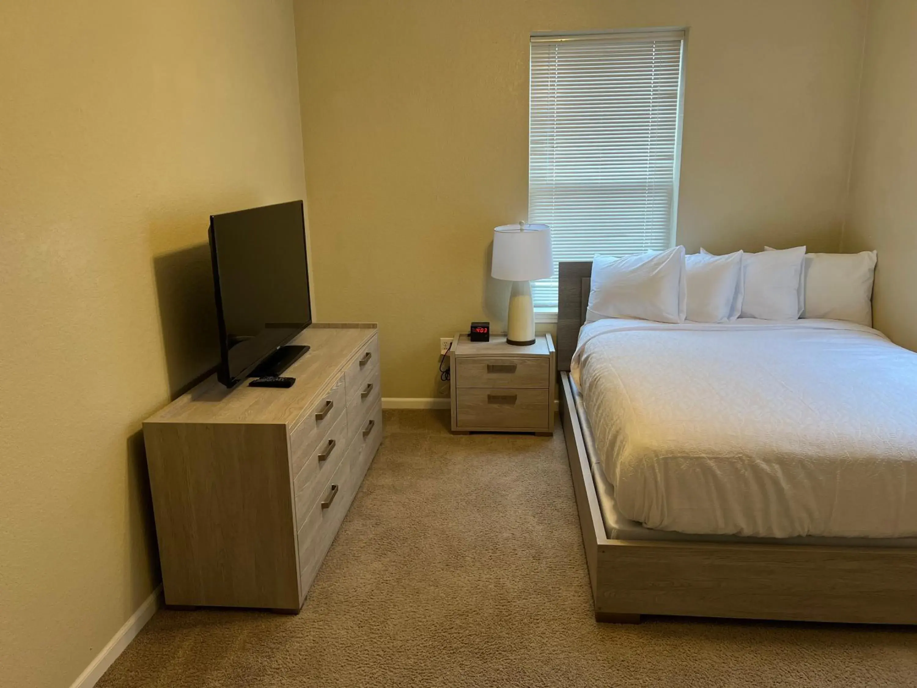 Bedroom, Bed in Washburn Hotel Suites
