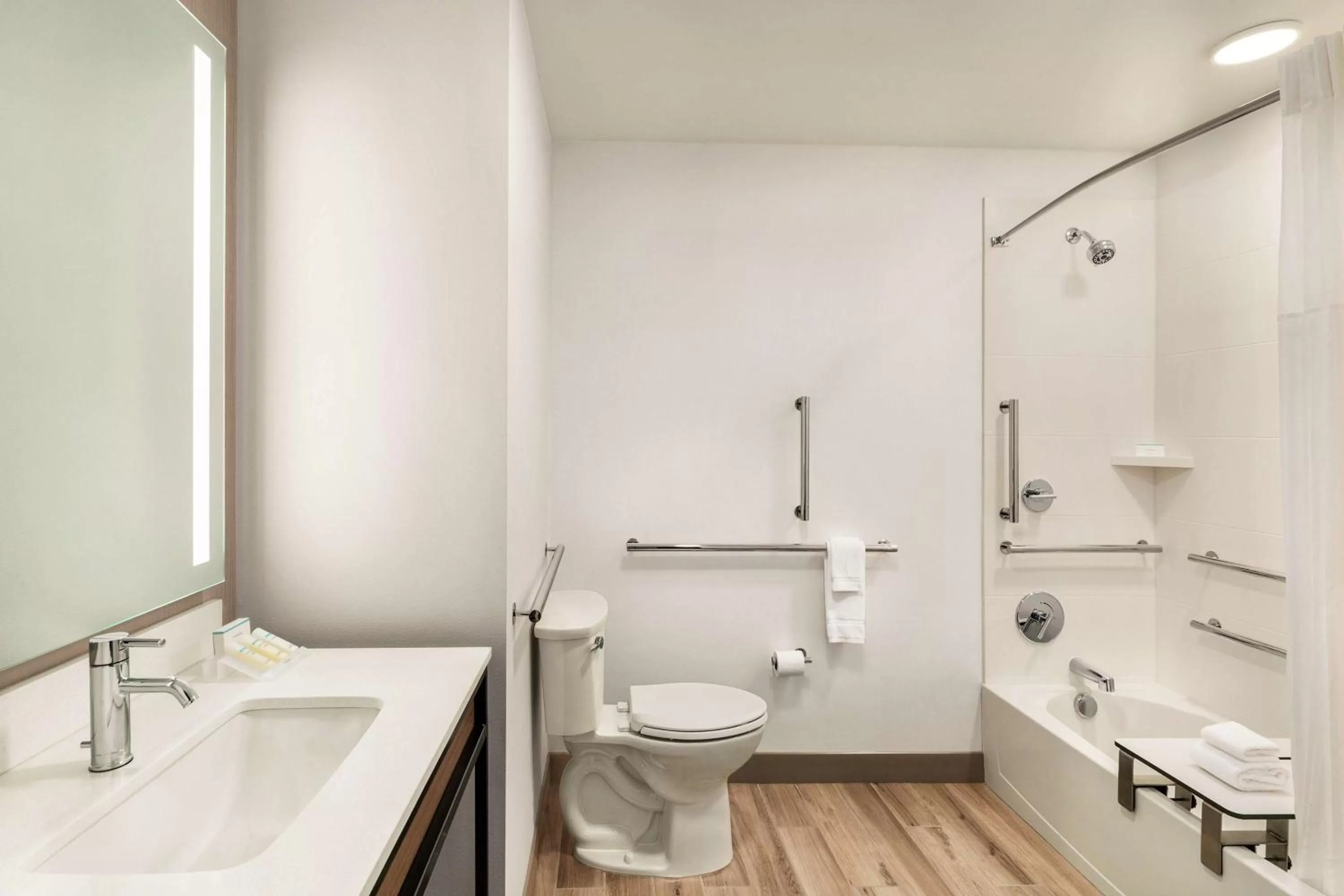 Bathroom in Hilton Garden Inn Seattle Airport