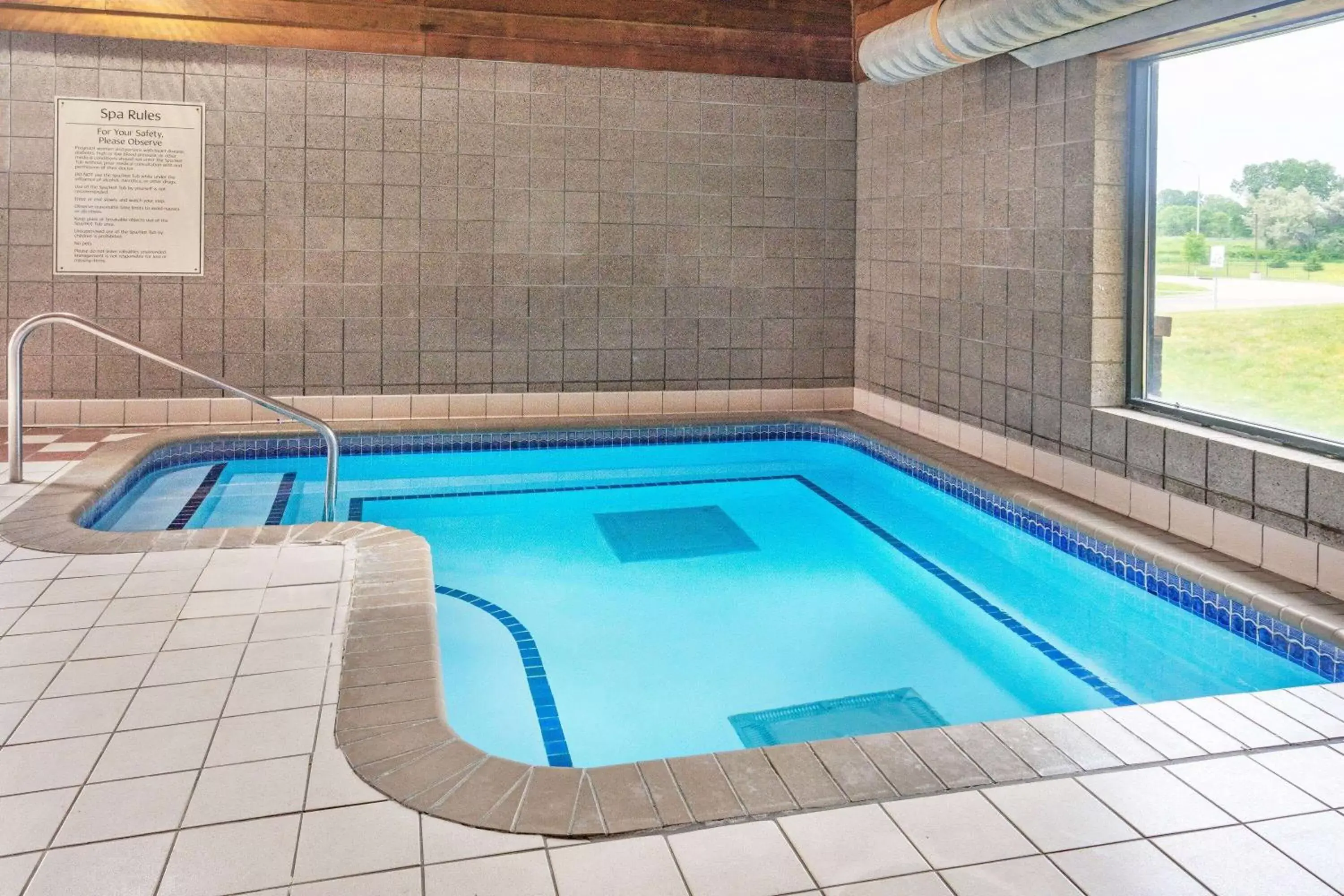 Hot Tub, Swimming Pool in Baymont by Wyndham Brooklyn Center