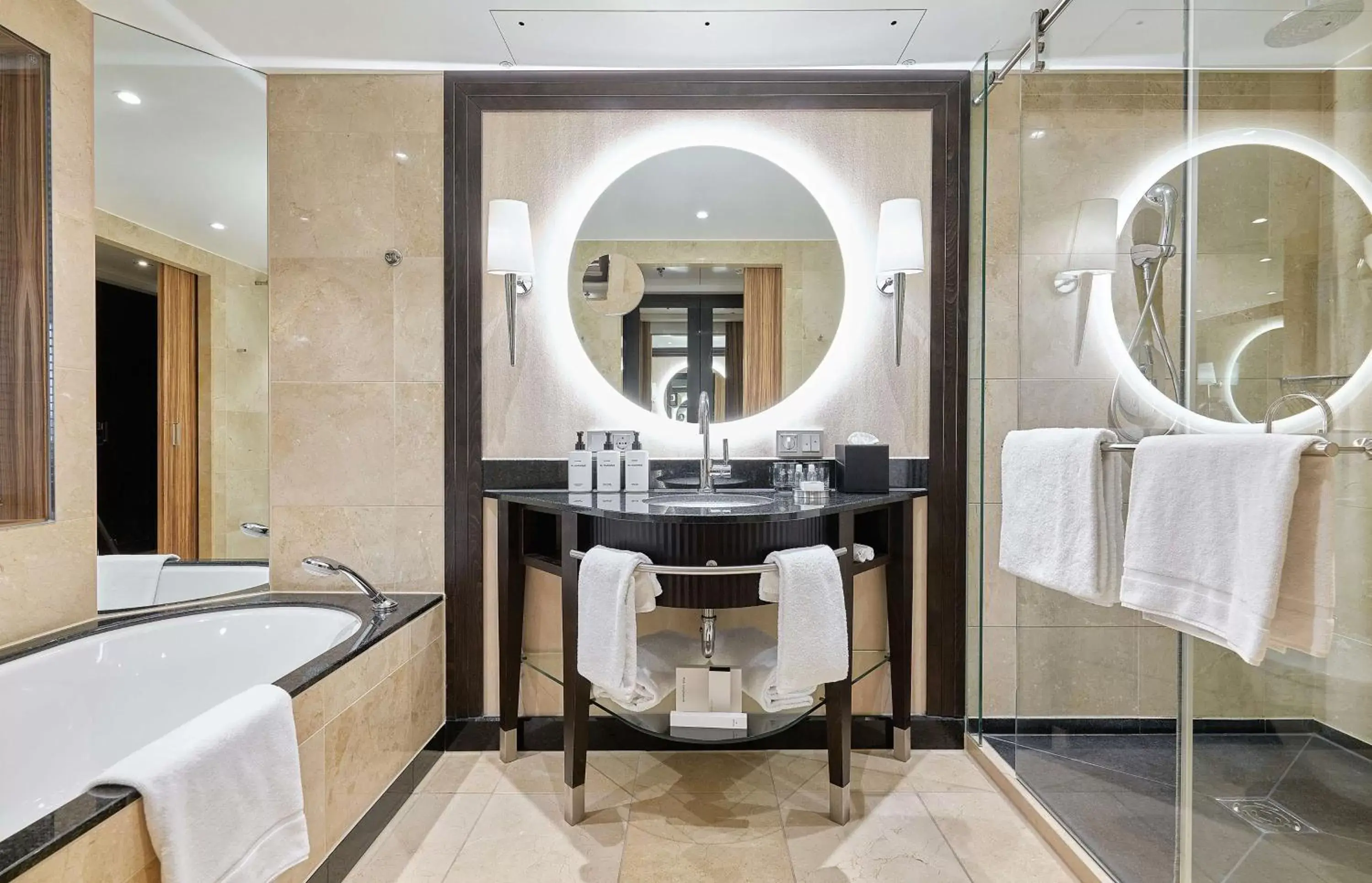 Shower, Bathroom in Hotel Kö59 Düsseldorf - Member of Hommage Luxury Hotels Collection