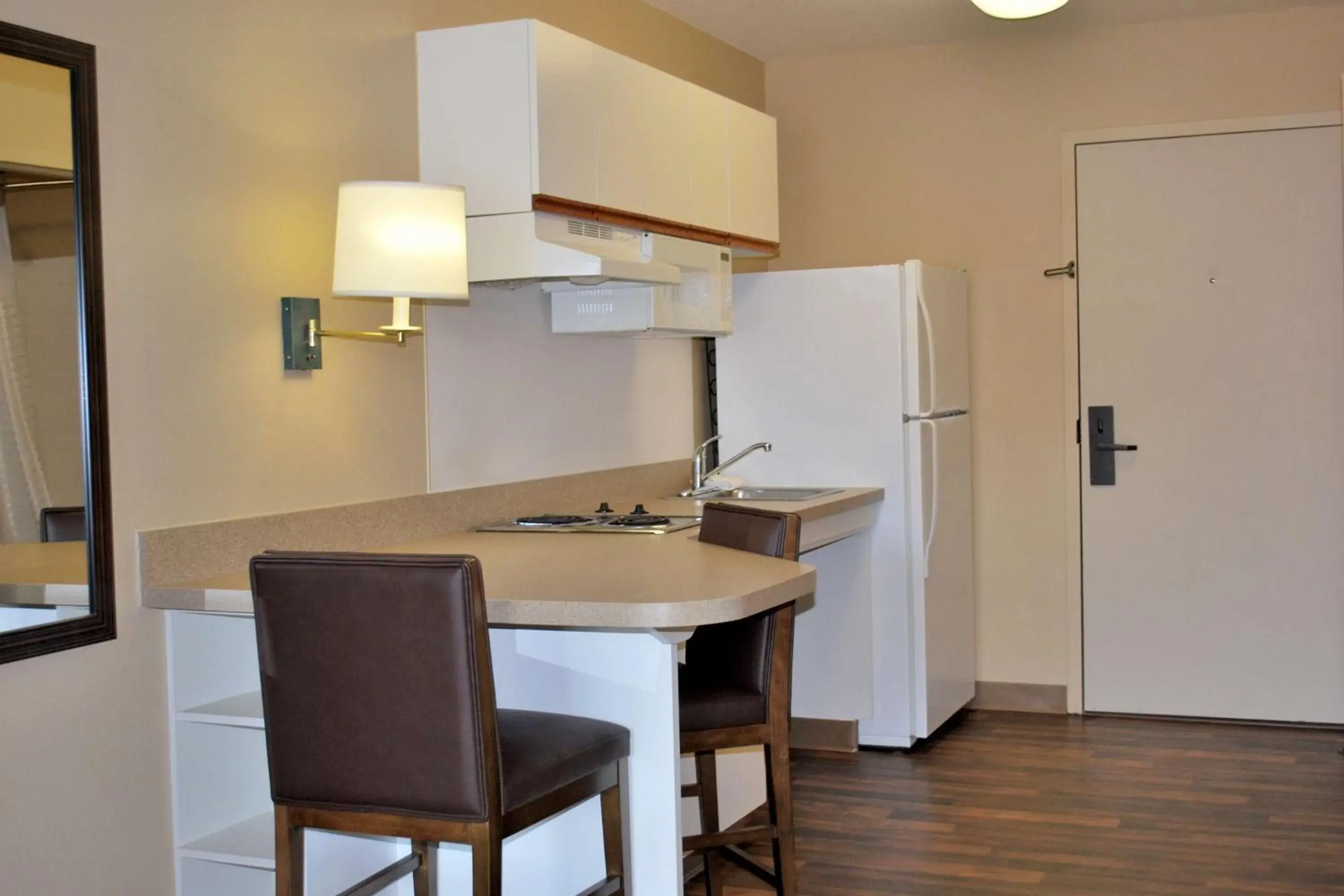 Kitchen or kitchenette, Kitchen/Kitchenette in Extended Stay America Suites - Chicago - Naperville - East