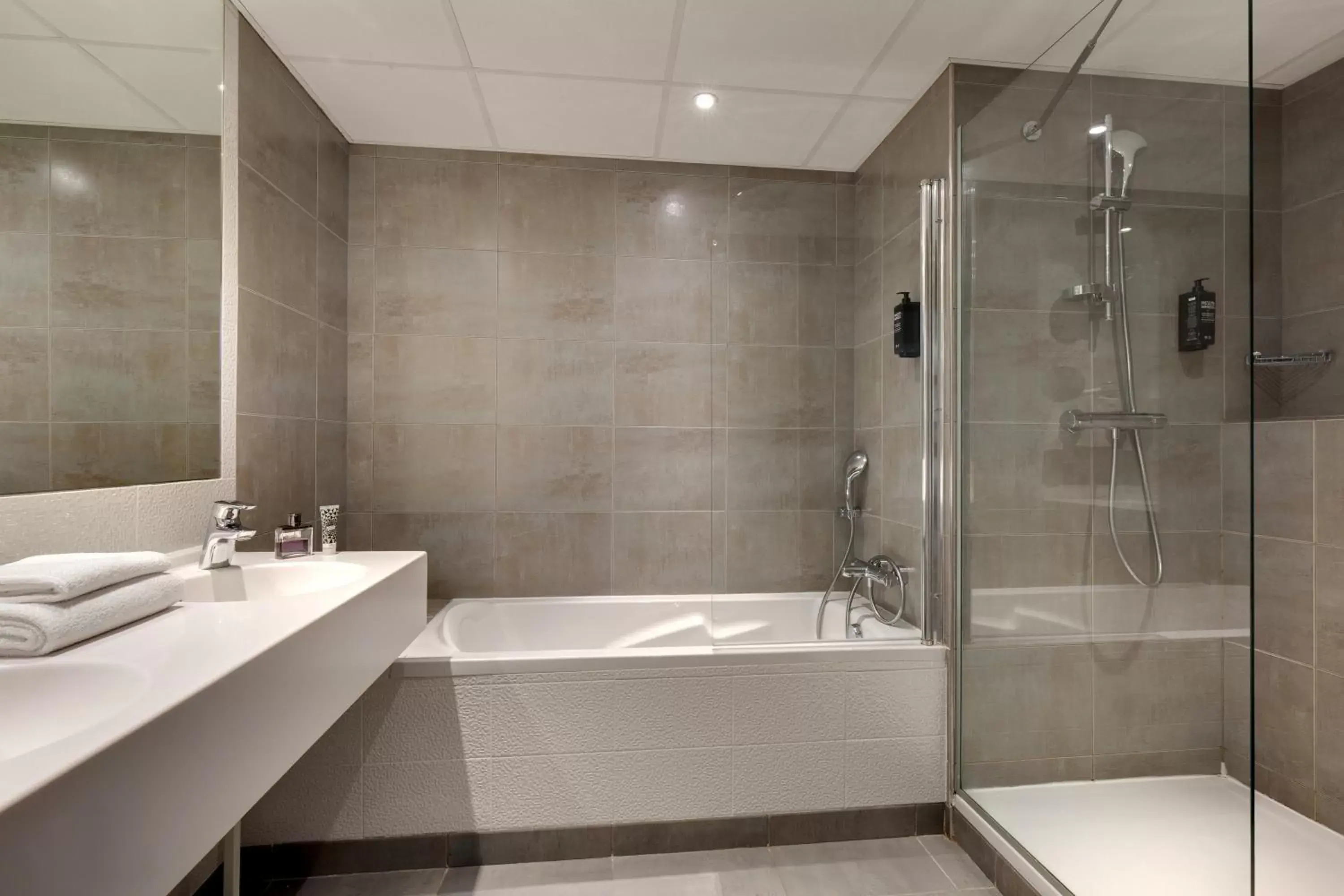 Shower, Bathroom in Hôtel ibis Styles Montargis Arboria
