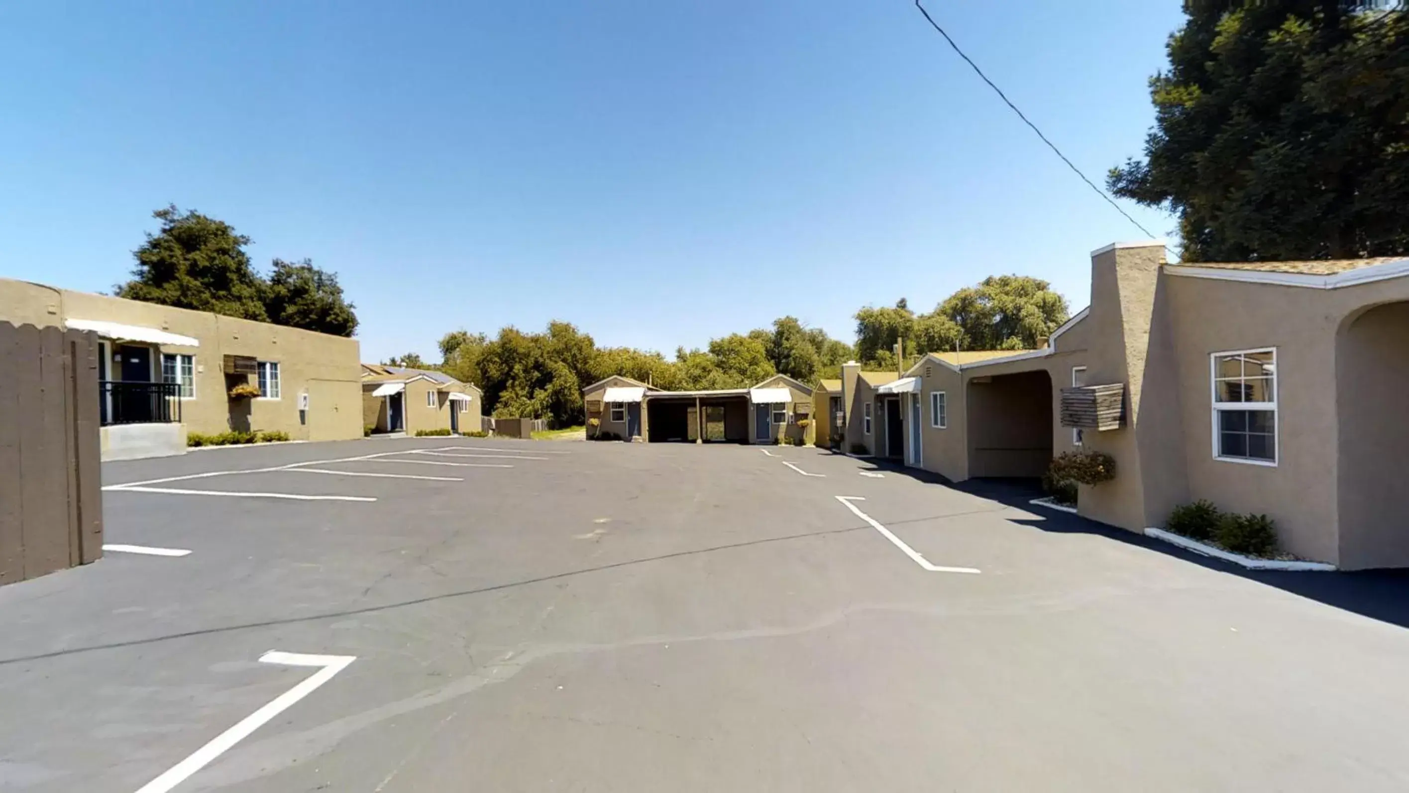 Parking, Property Building in Napa Discovery Inn