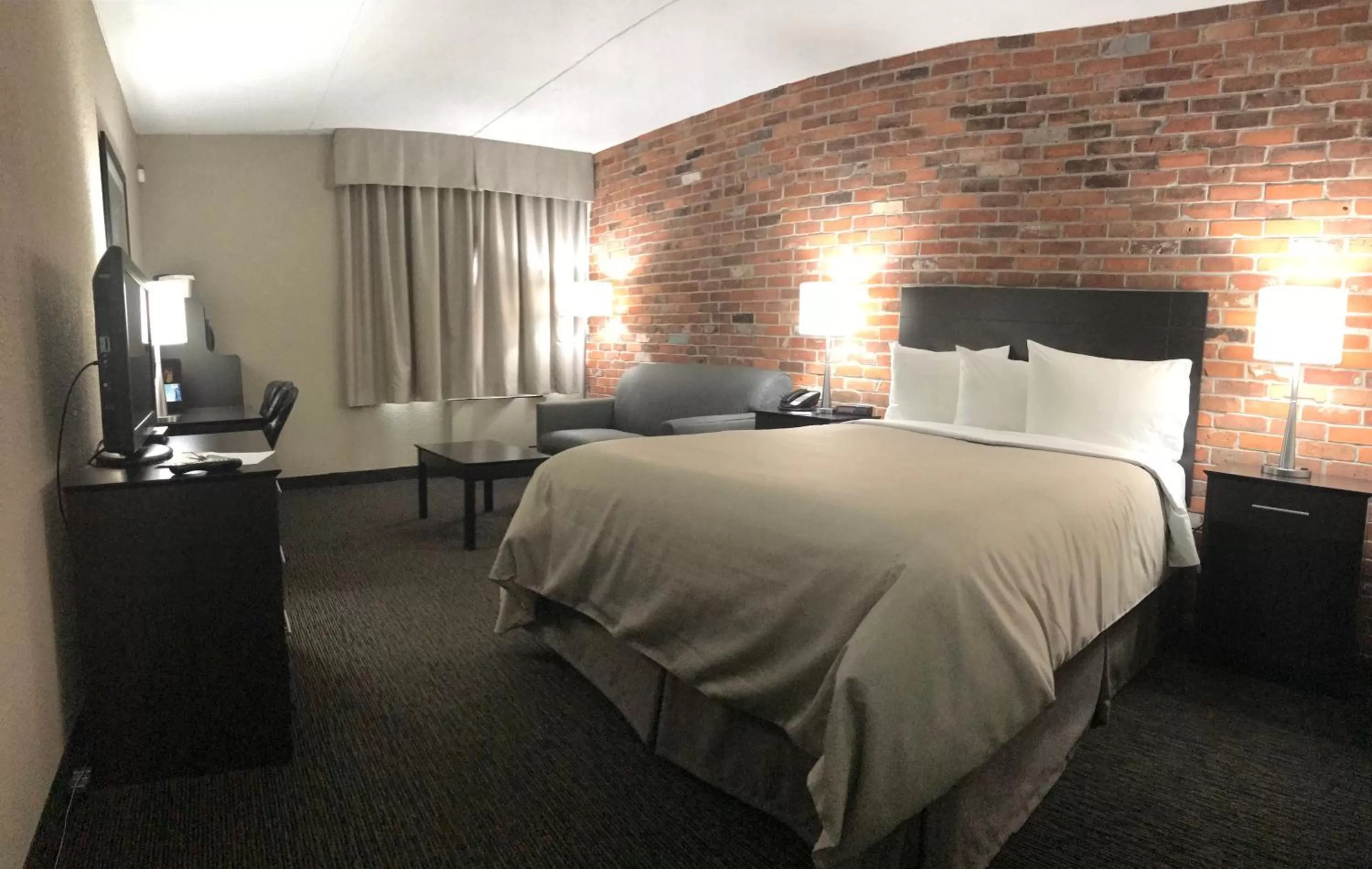 Photo of the whole room, Bed in Super 8 by Wyndham Timmins ON