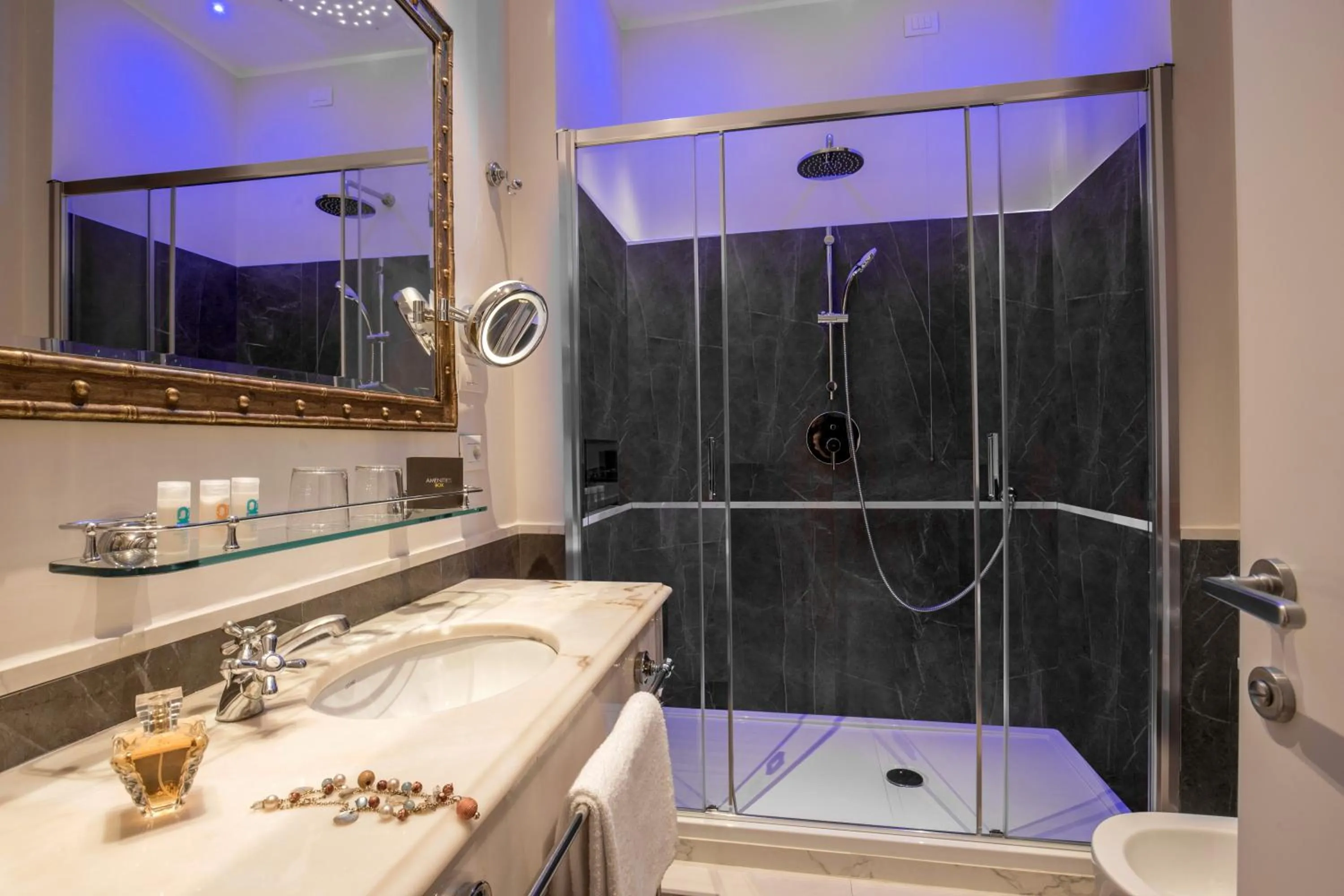 Shower in Hotel Monte Cenci