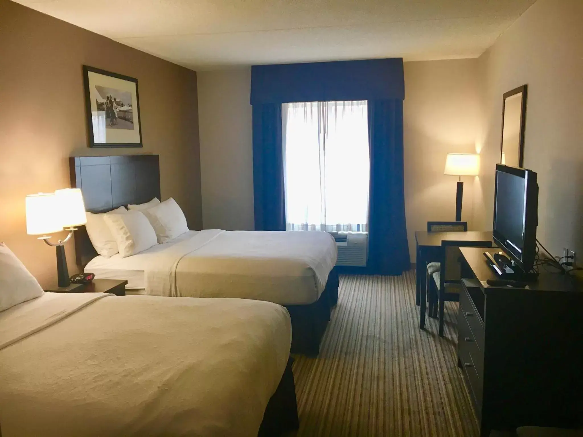 Photo of the whole room, Bed in Holiday Inn Louisville Airport - Fair/Expo, an IHG Hotel