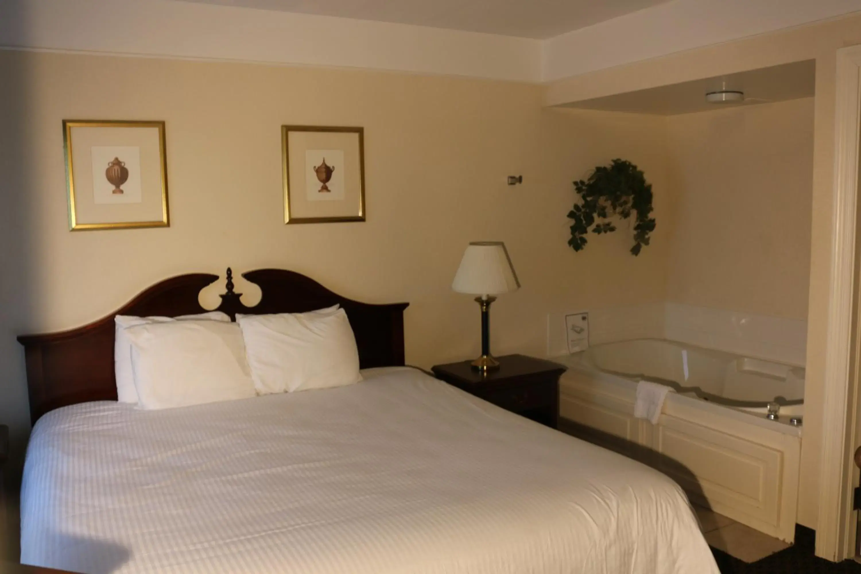 Photo of the whole room, Bed in Imperial Swan Hotel and Suites Lakeland