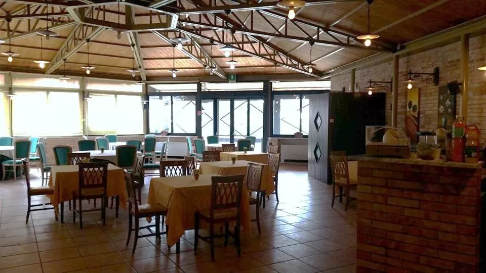 Restaurant/places to eat in Hotel Holiday