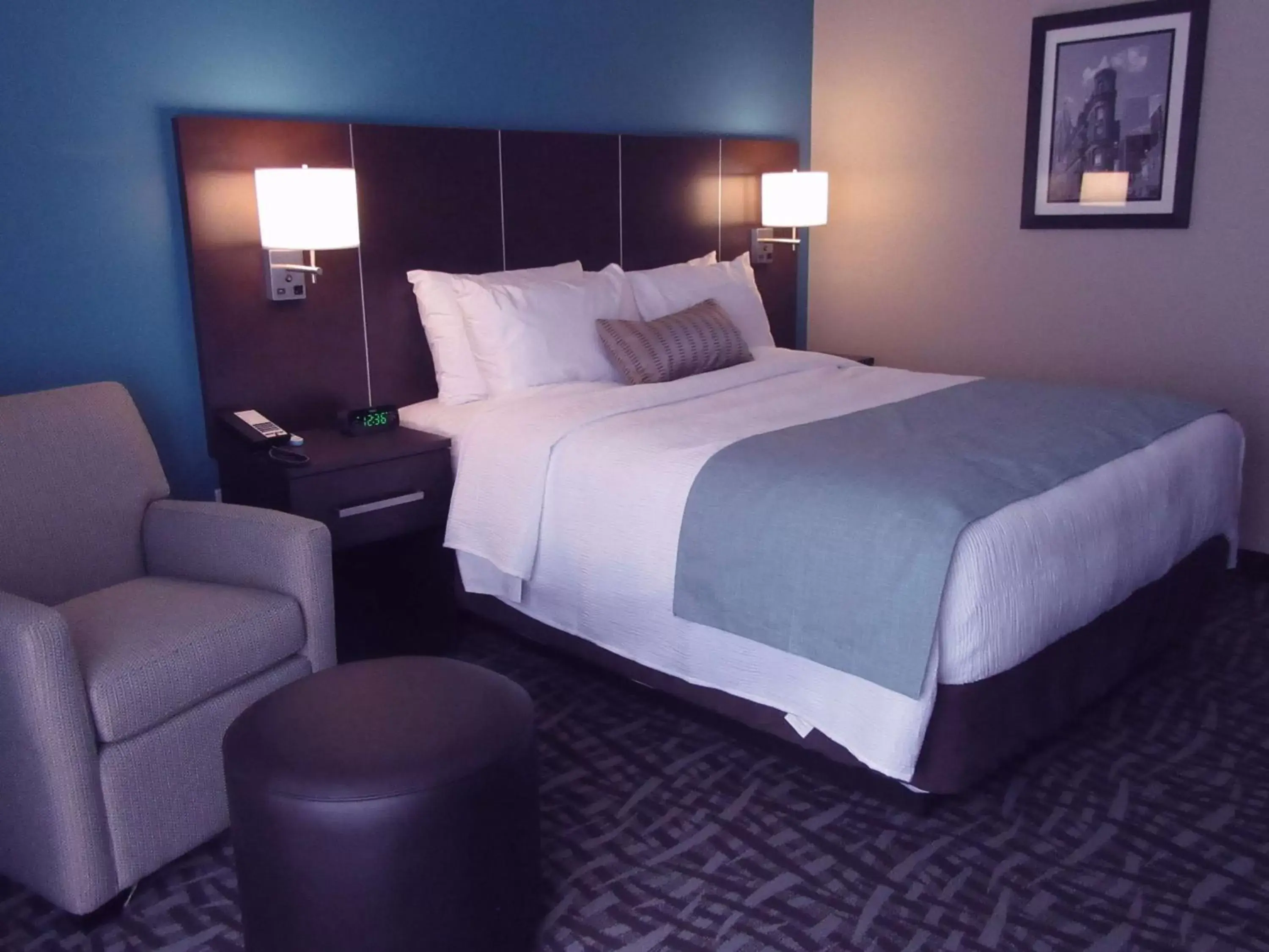 Photo of the whole room, Bed in Best Western Plus Hotel Montreal