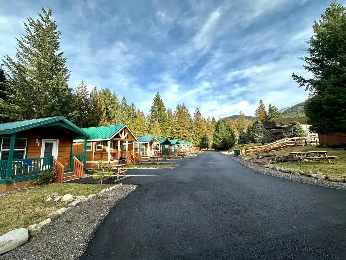 Property Building in Packwood Lodge & Cabins