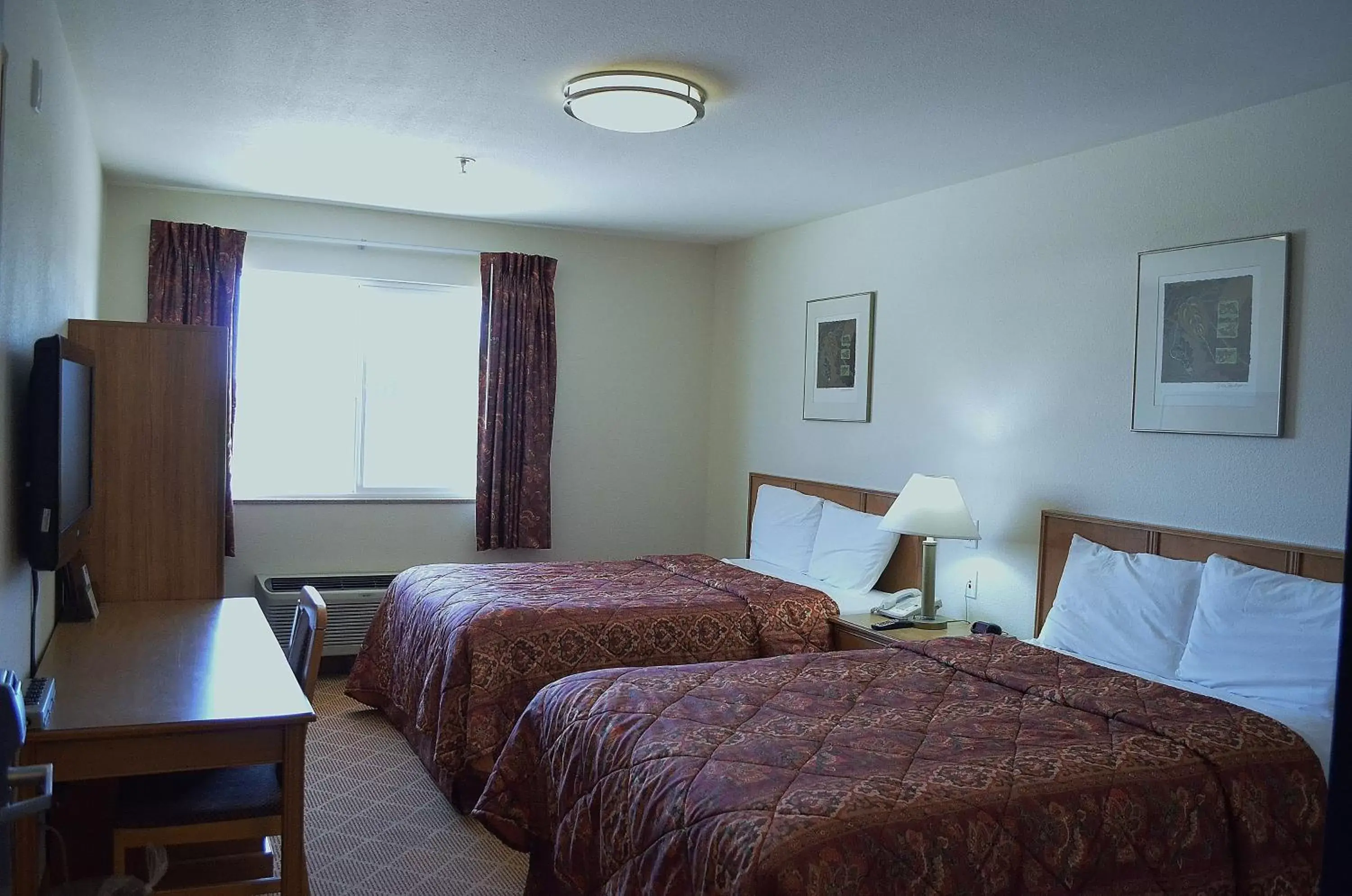 Photo of the whole room, Bed in Knights Inn Quincy