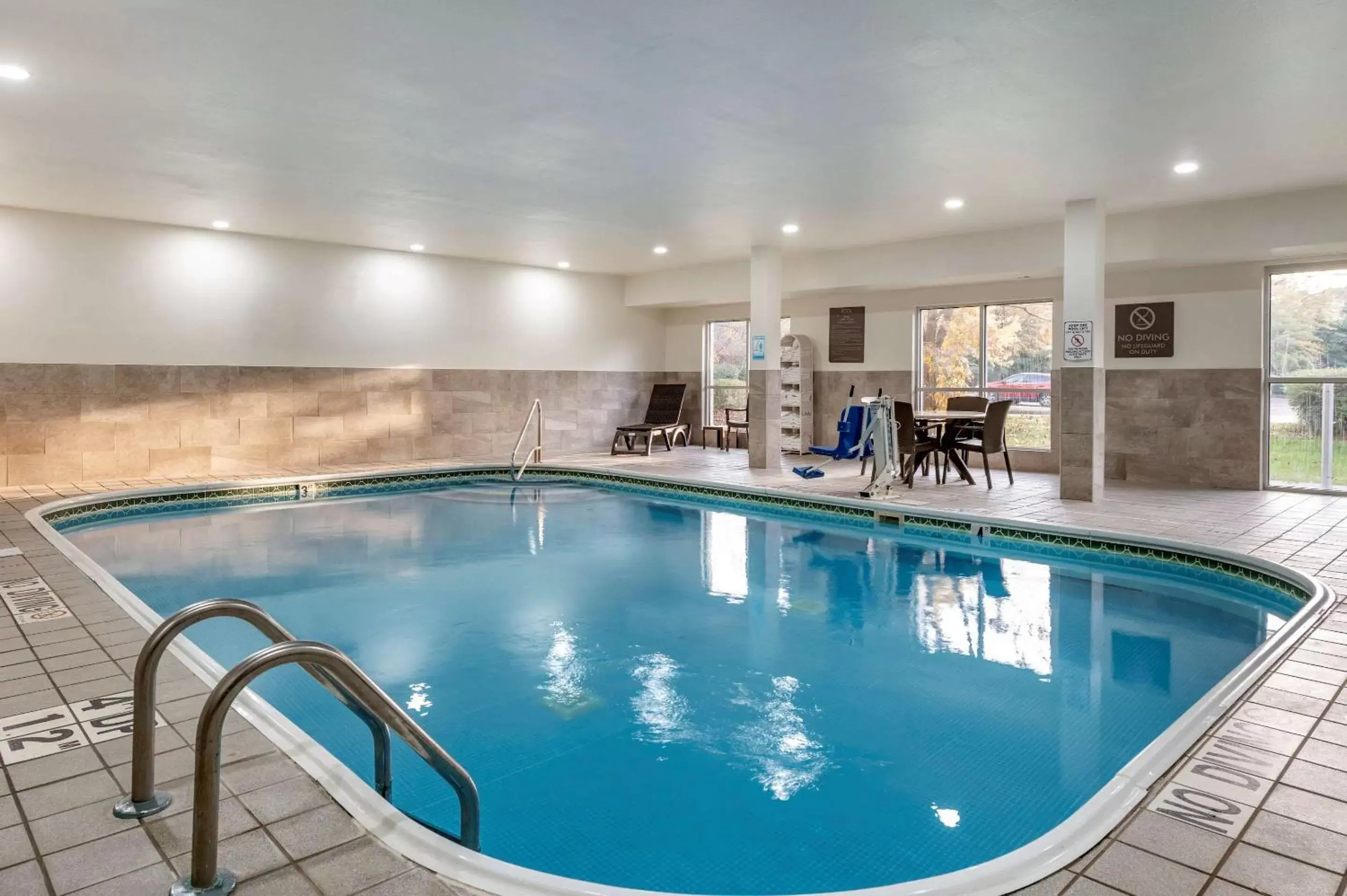 Activities, Swimming Pool in Comfort Suites Keeneland