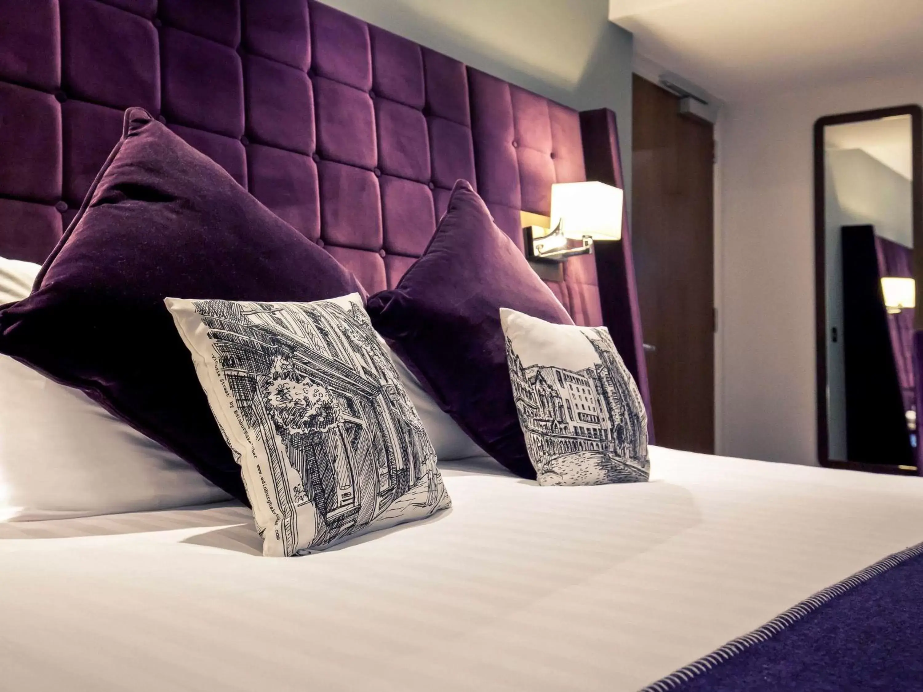 Photo of the whole room, Bed in Mercure Edinburgh City - Princes Street Hotel