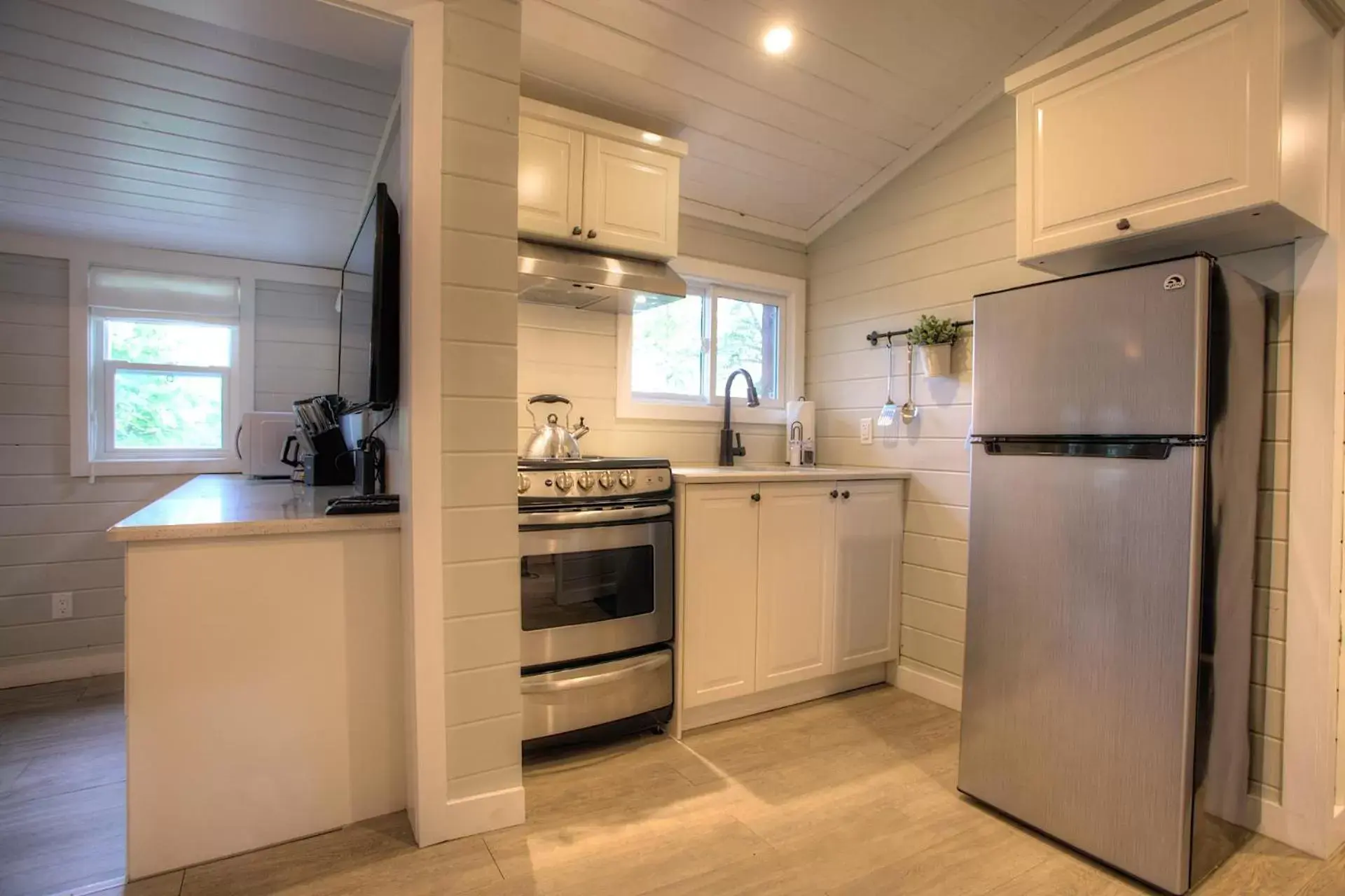 Kitchen or kitchenette, Kitchen/Kitchenette in Somerset Lakeside Resort