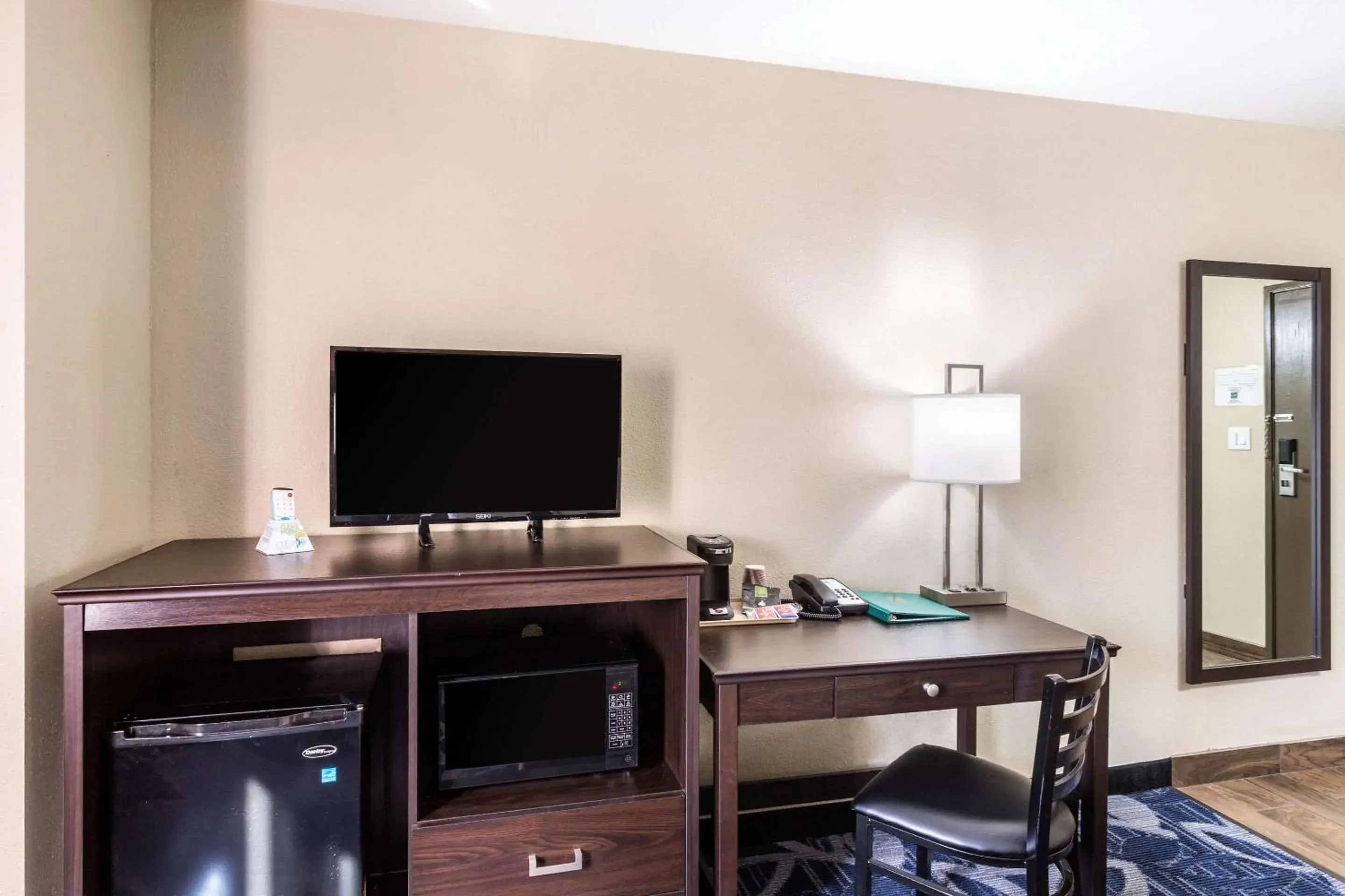 Photo of the whole room, TV/Entertainment Center in Quality Inn Downtown
