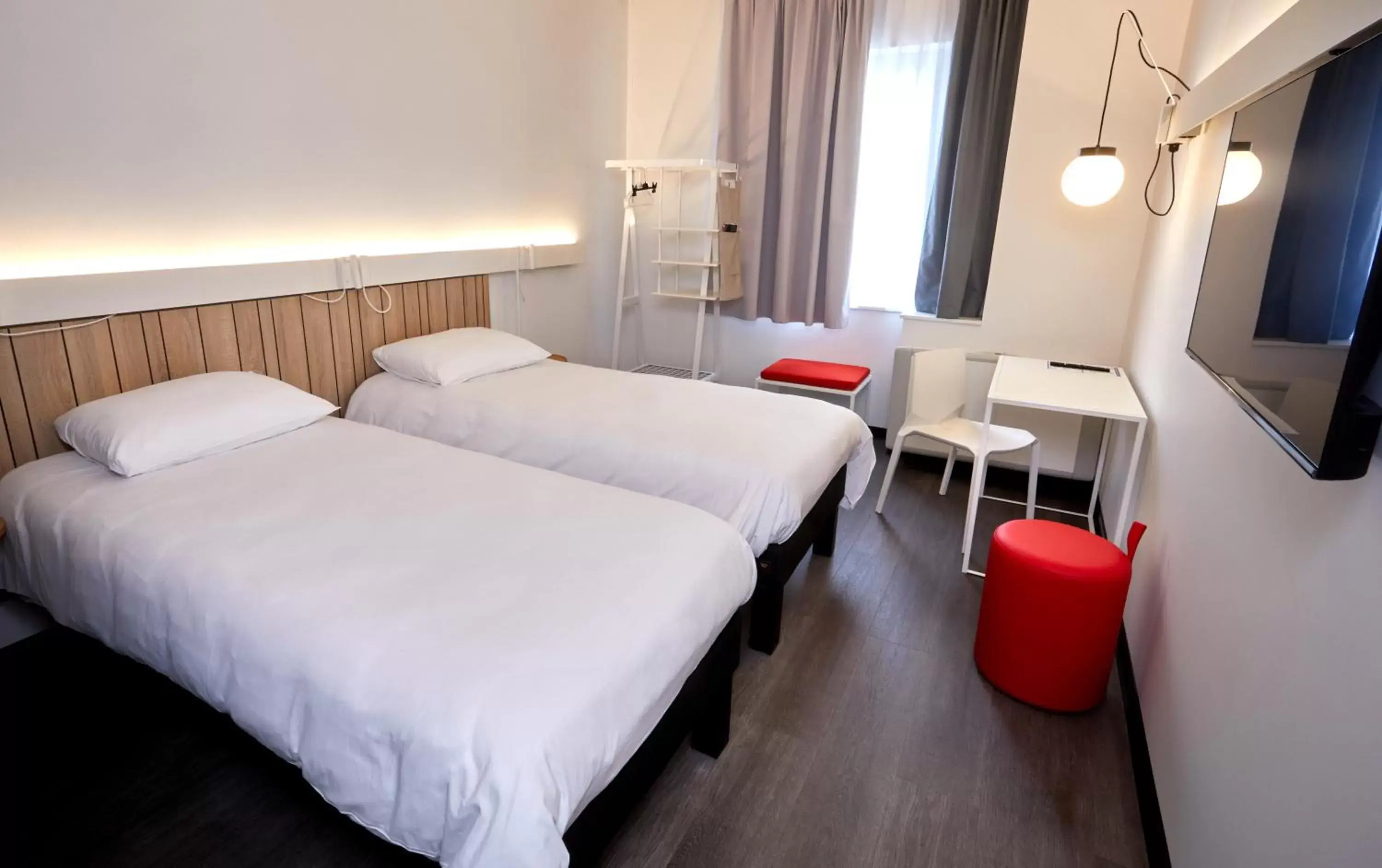 Standard Twin Room - Courtyard Side in ibis Auxerre Centre Standard Twin Room - Courtyard Side in ibis Auxerre Centre
