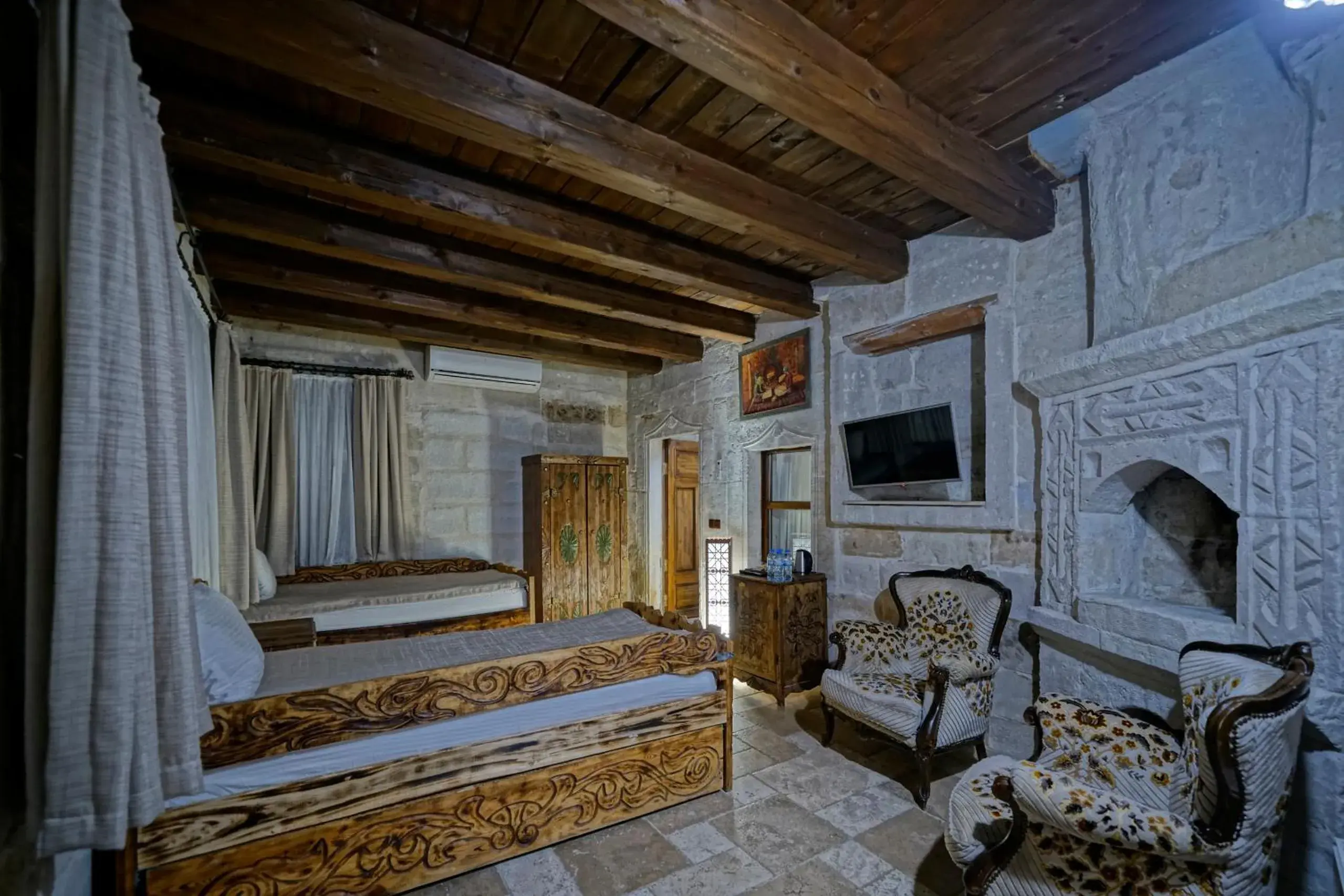 Bed, Seating Area in Holiday Cave Hotel