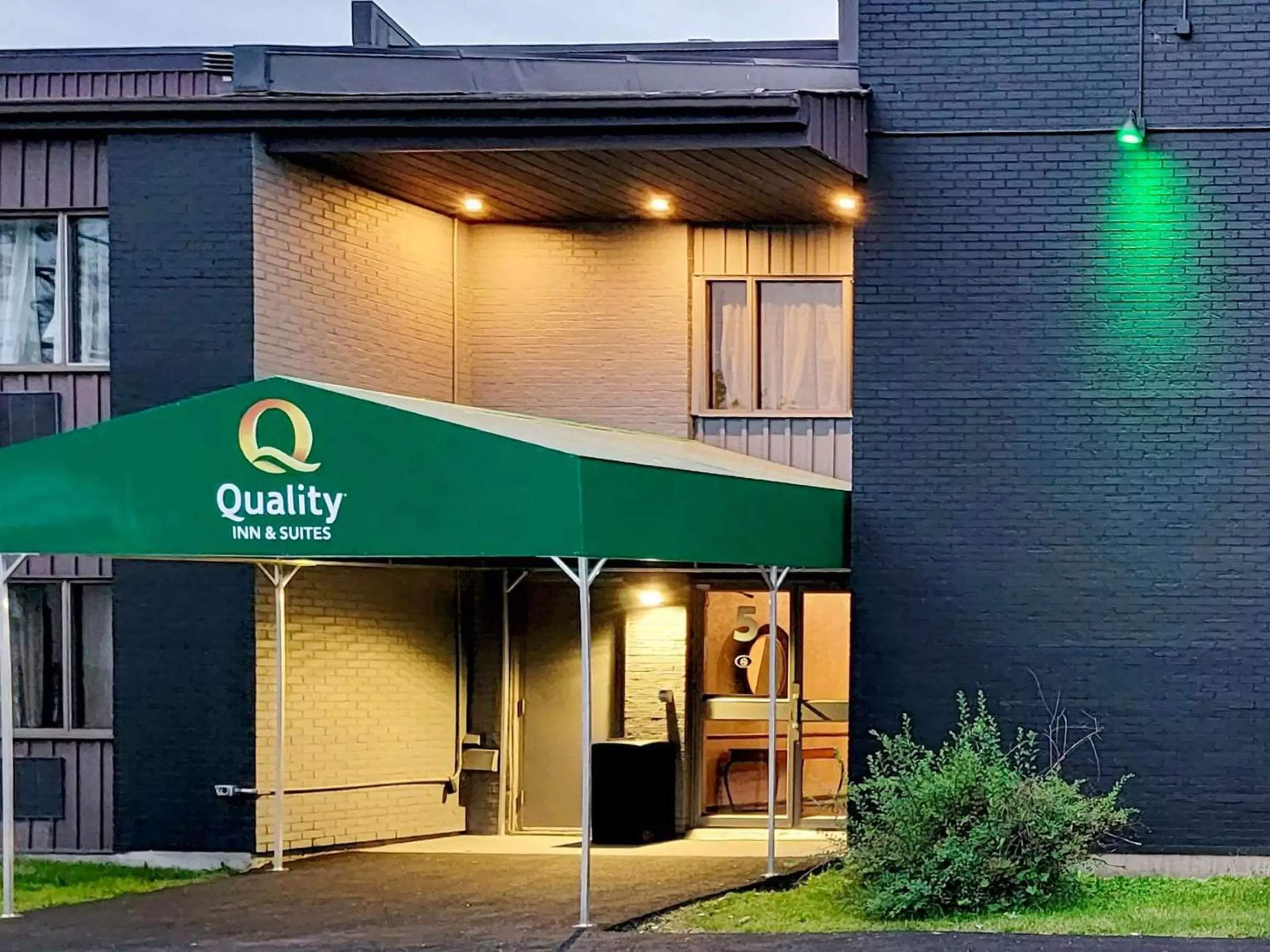 Property Building in Quality Inn & Suites & Conference Centre - Gatineau