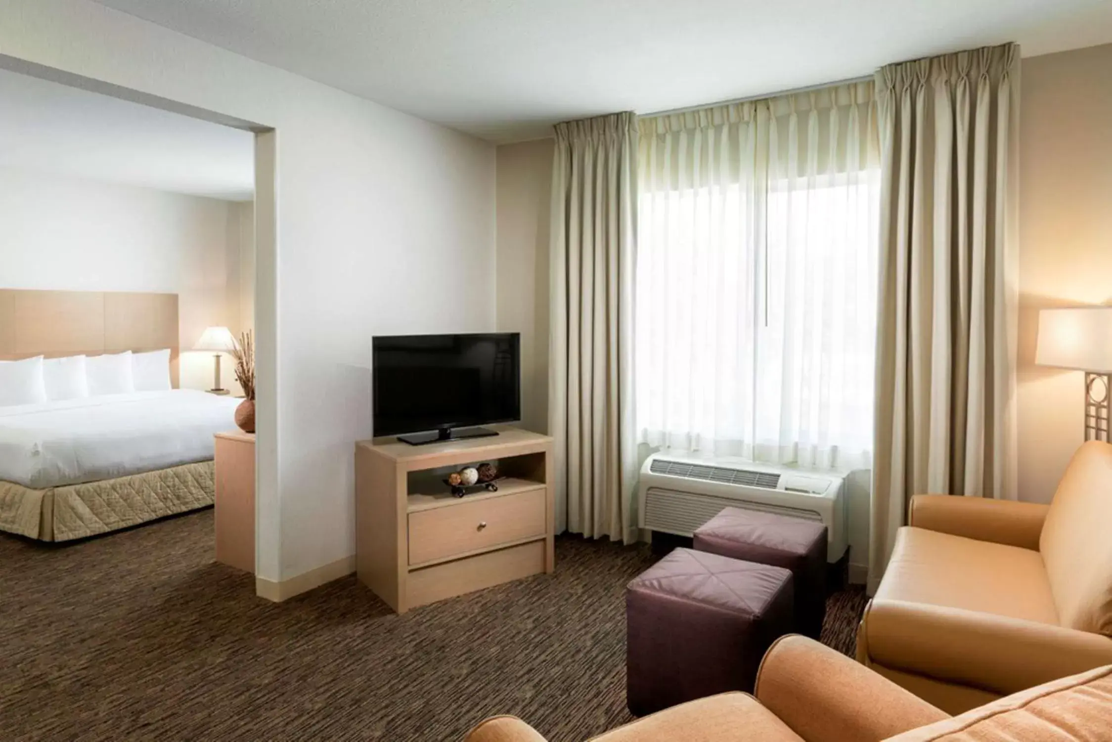 Bed, TV/Entertainment Center in DoubleTree by Hilton Vancouver