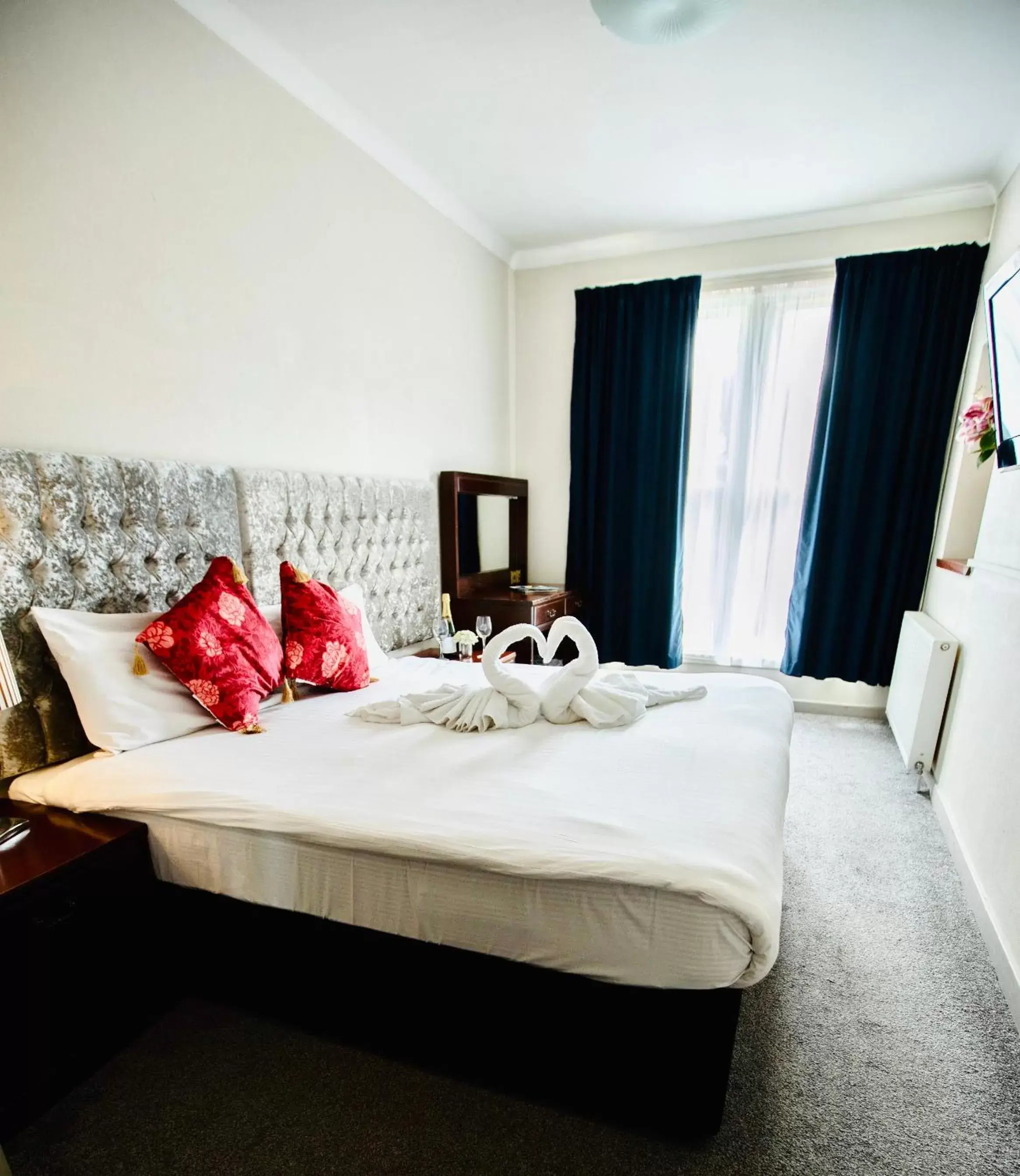 Bedroom, Bed in The Lovat Hotel