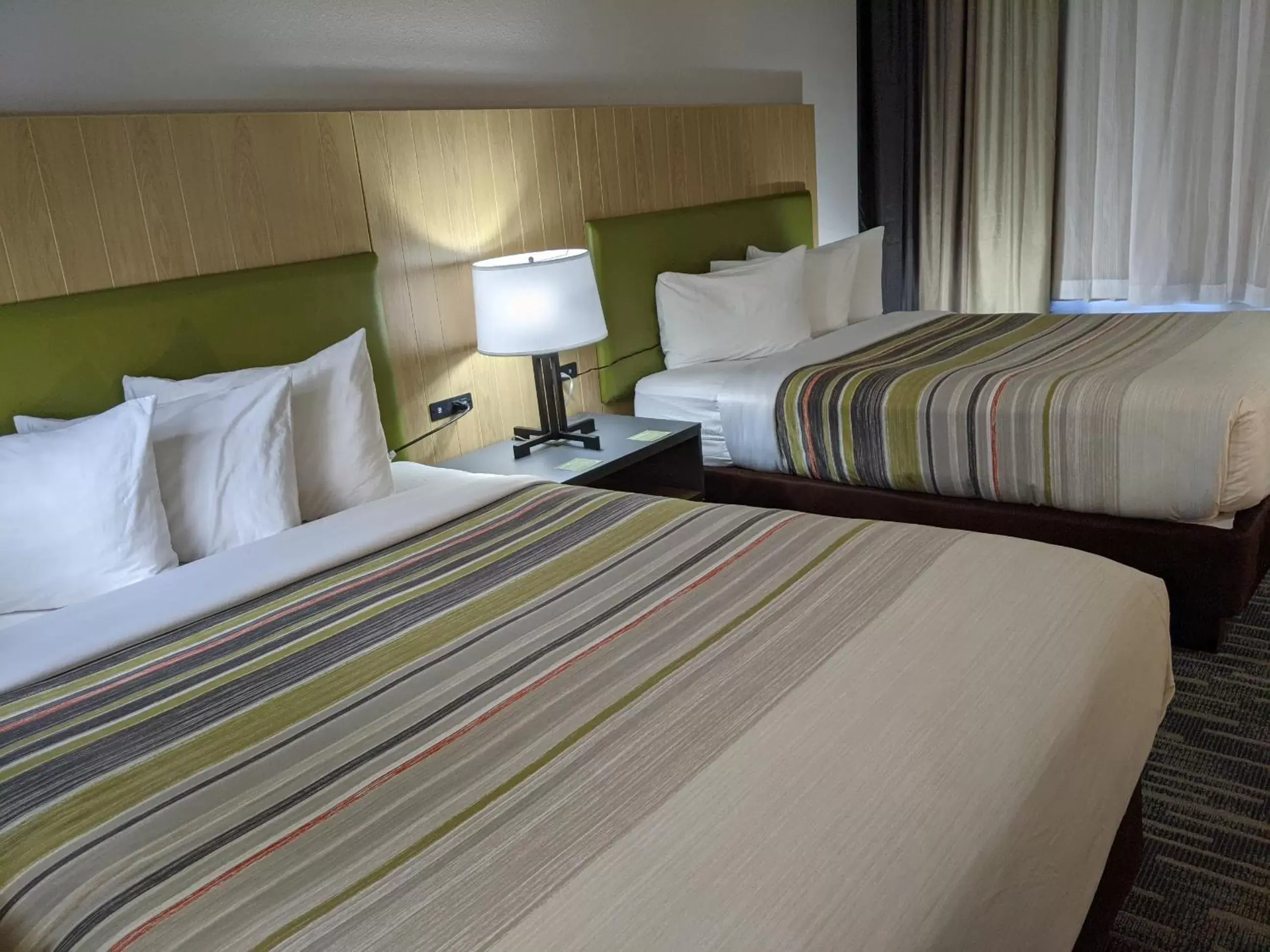 Bed in Country Inn & Suites by Radisson, Nashville, TN