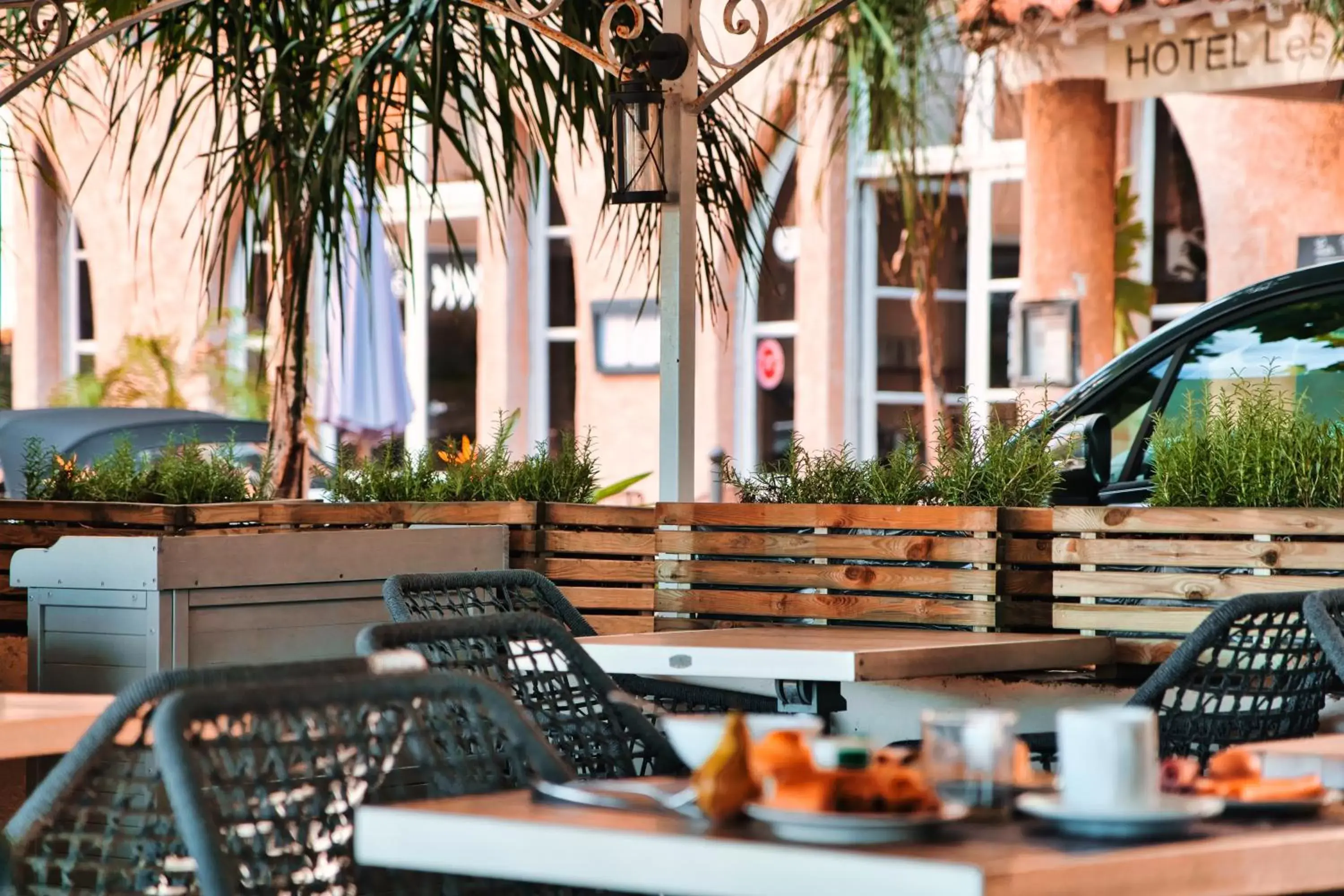 Patio in Hotel Les Palmiers