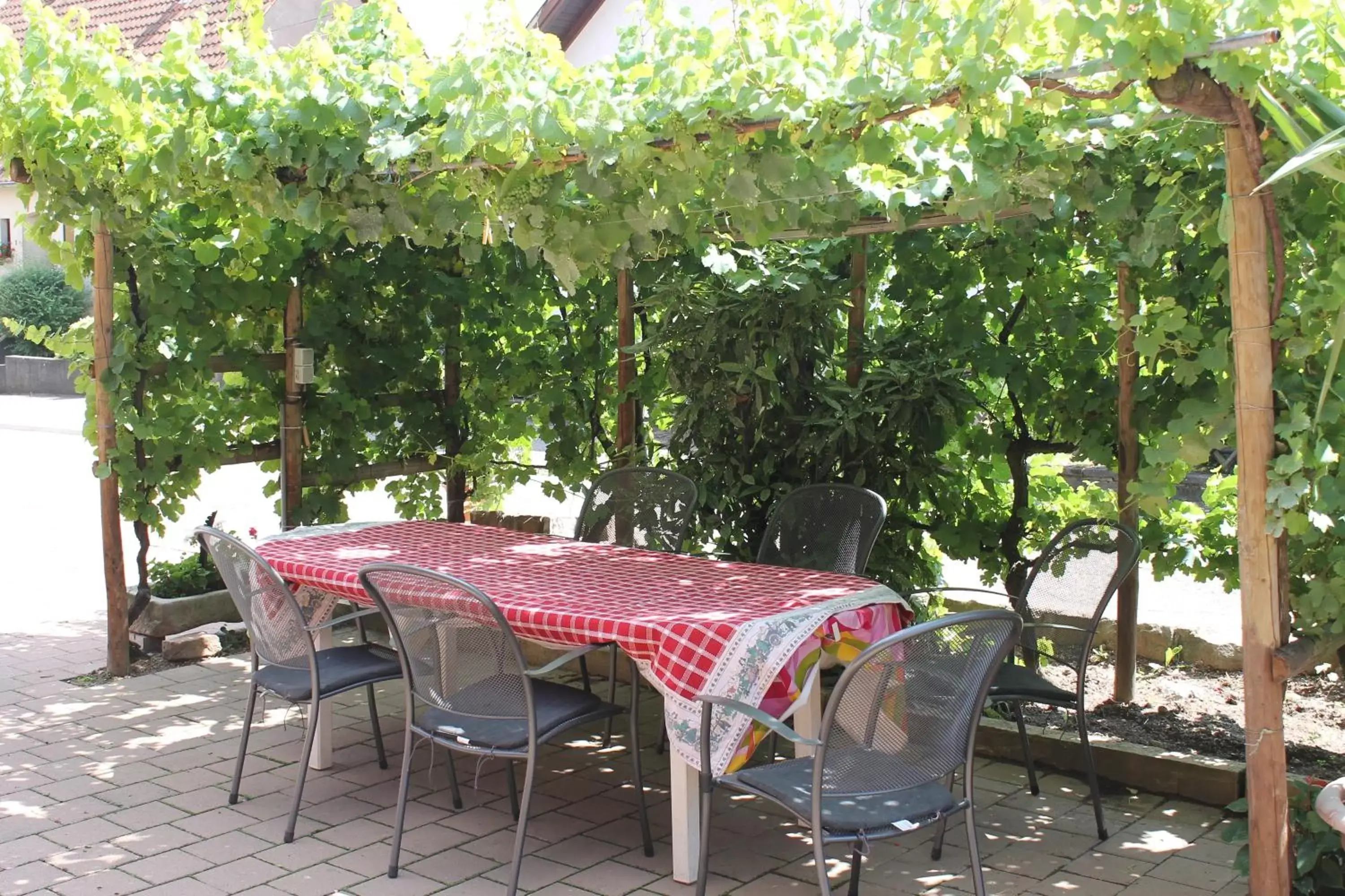 BBQ facilities, Restaurant/Places to Eat in Chambres d'Hôtes Arnold