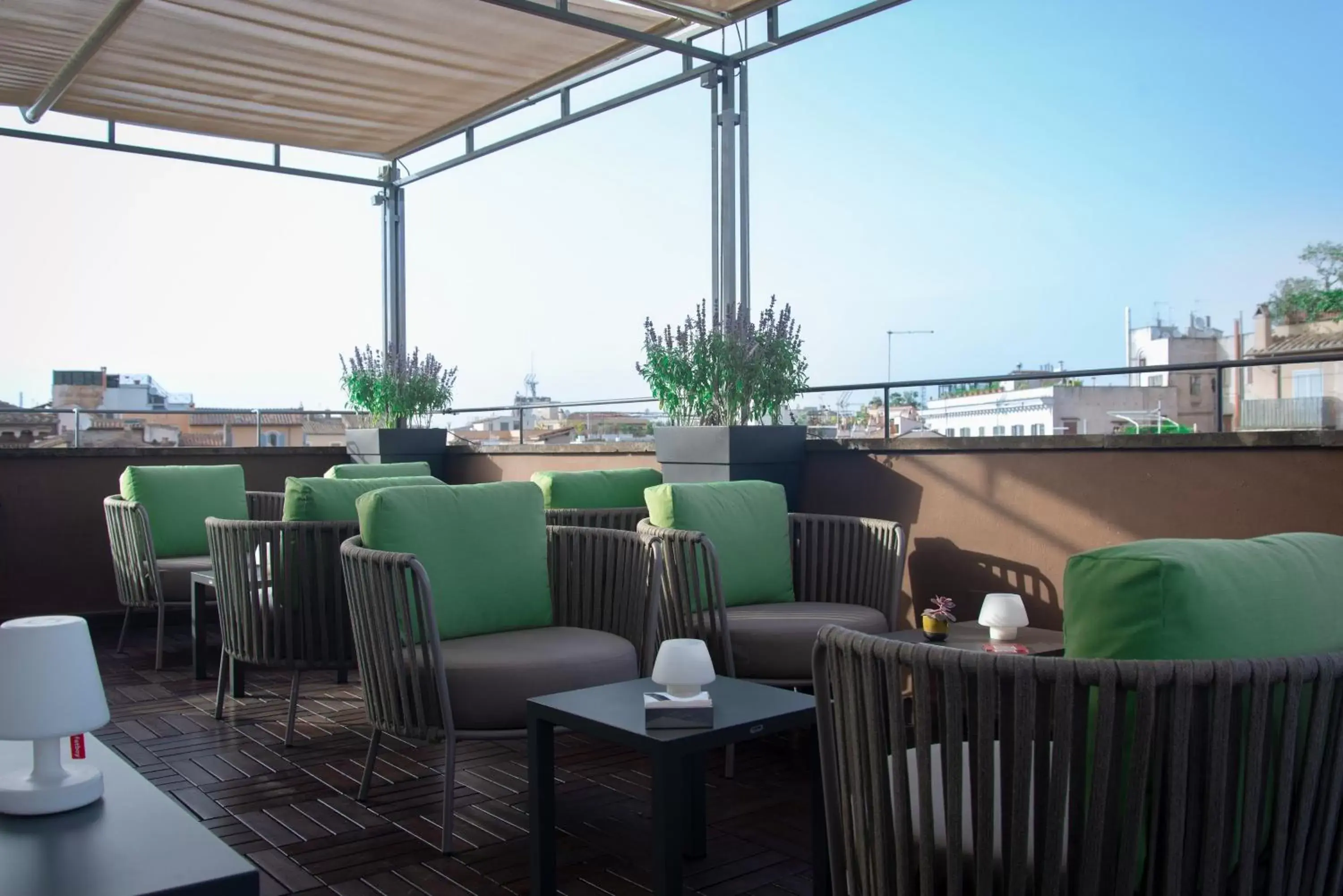 Lounge or bar in Hotel Indigo Rome - St. George, an IHG Hotel