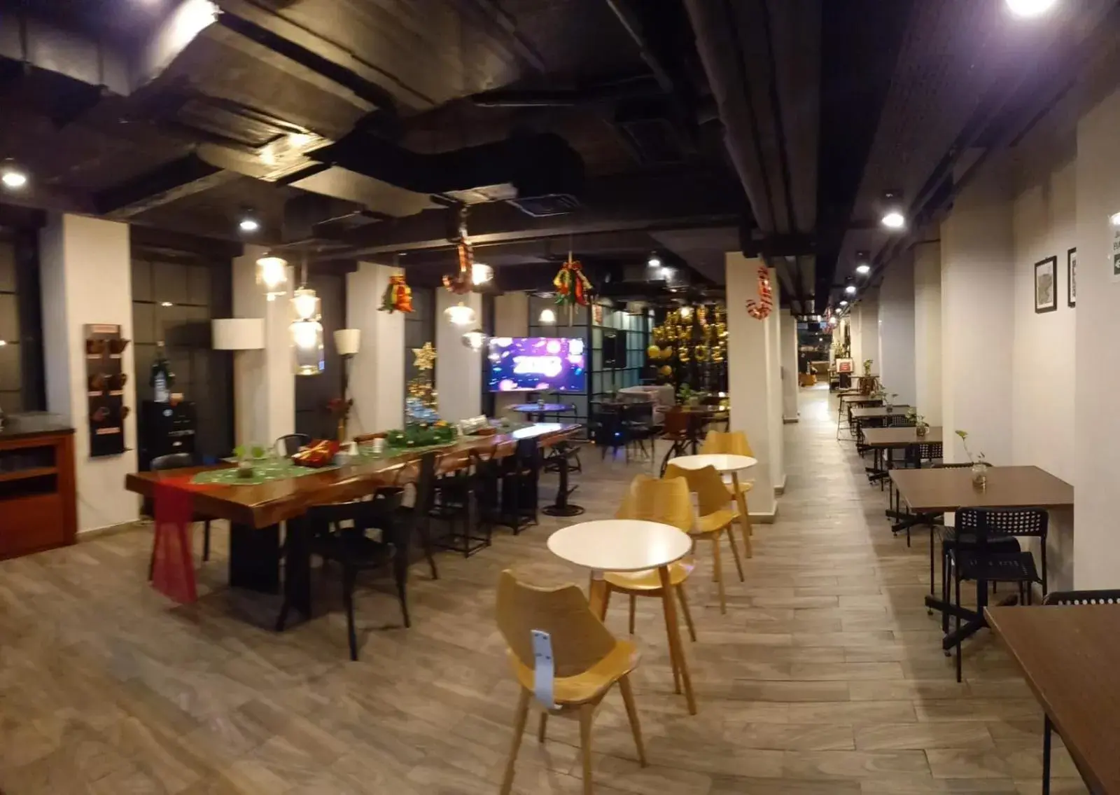 Restaurant/Places to Eat in S Loft Manado