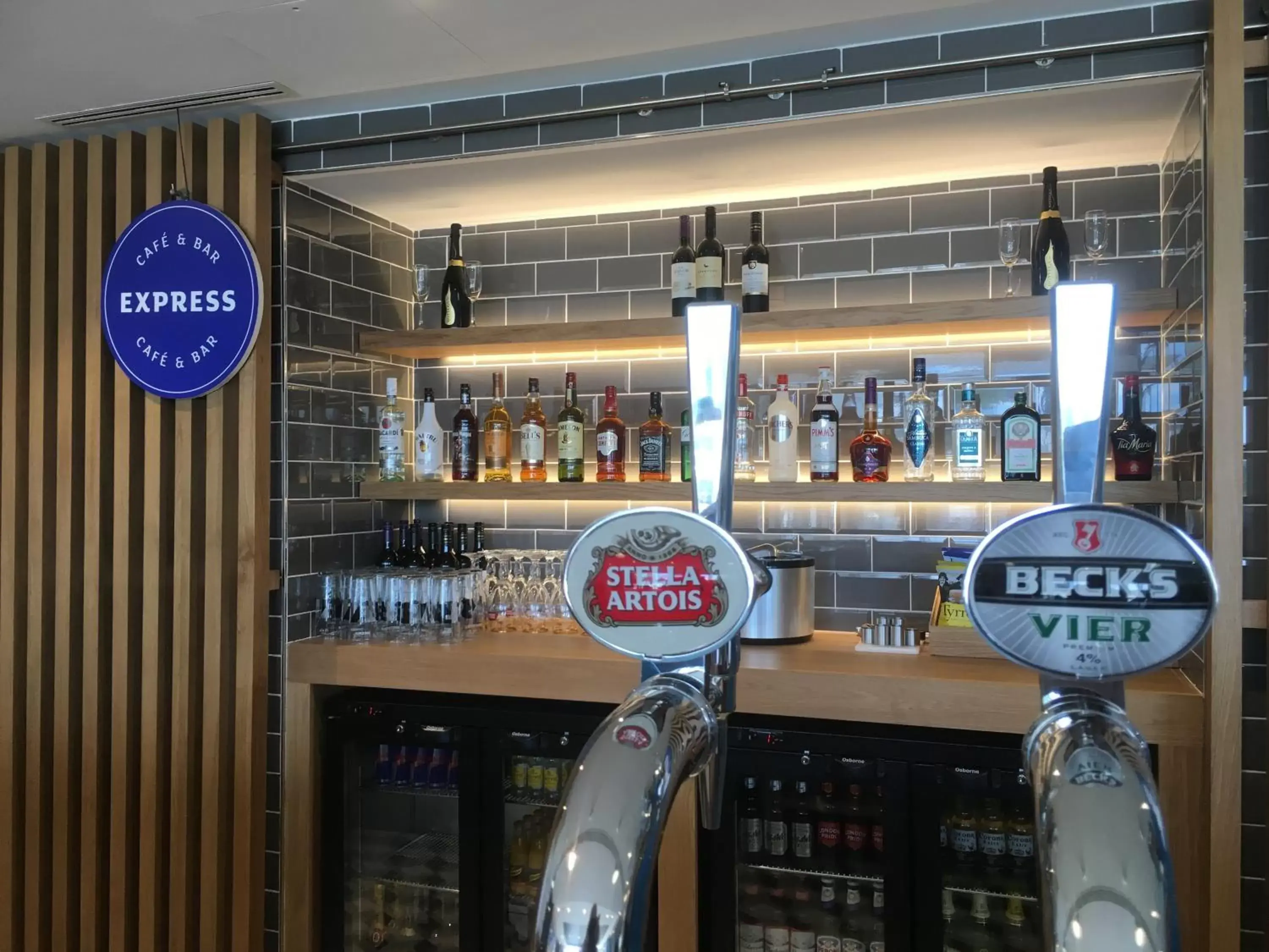 Lounge or bar in Holiday Inn Express St. Albans - M25, Jct.22 Lounge or bar in Holiday Inn Express St. Albans - M25, Jct.22