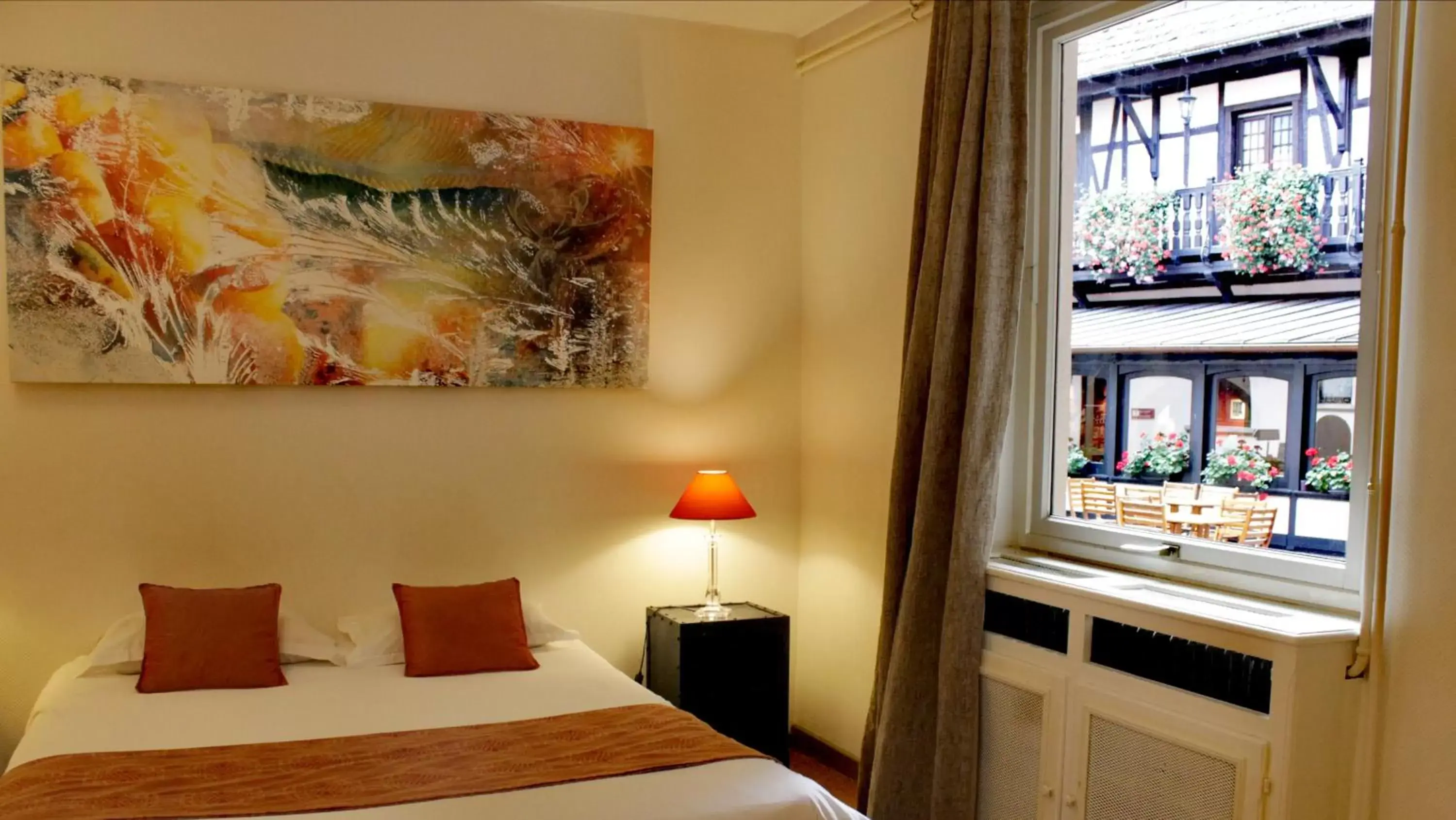 Bedroom in Le Gouverneur Hotel