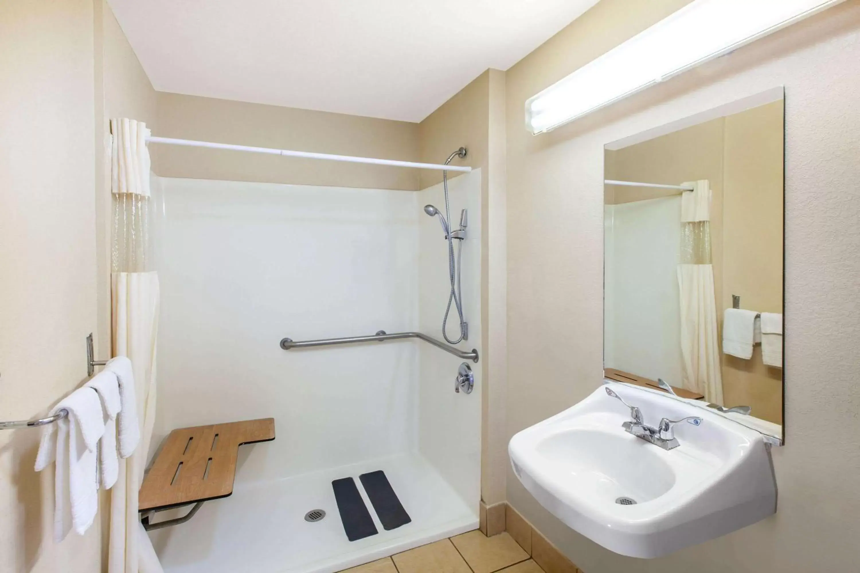 Bathroom in Days Inn & Suites by Wyndham Braunig Lake
