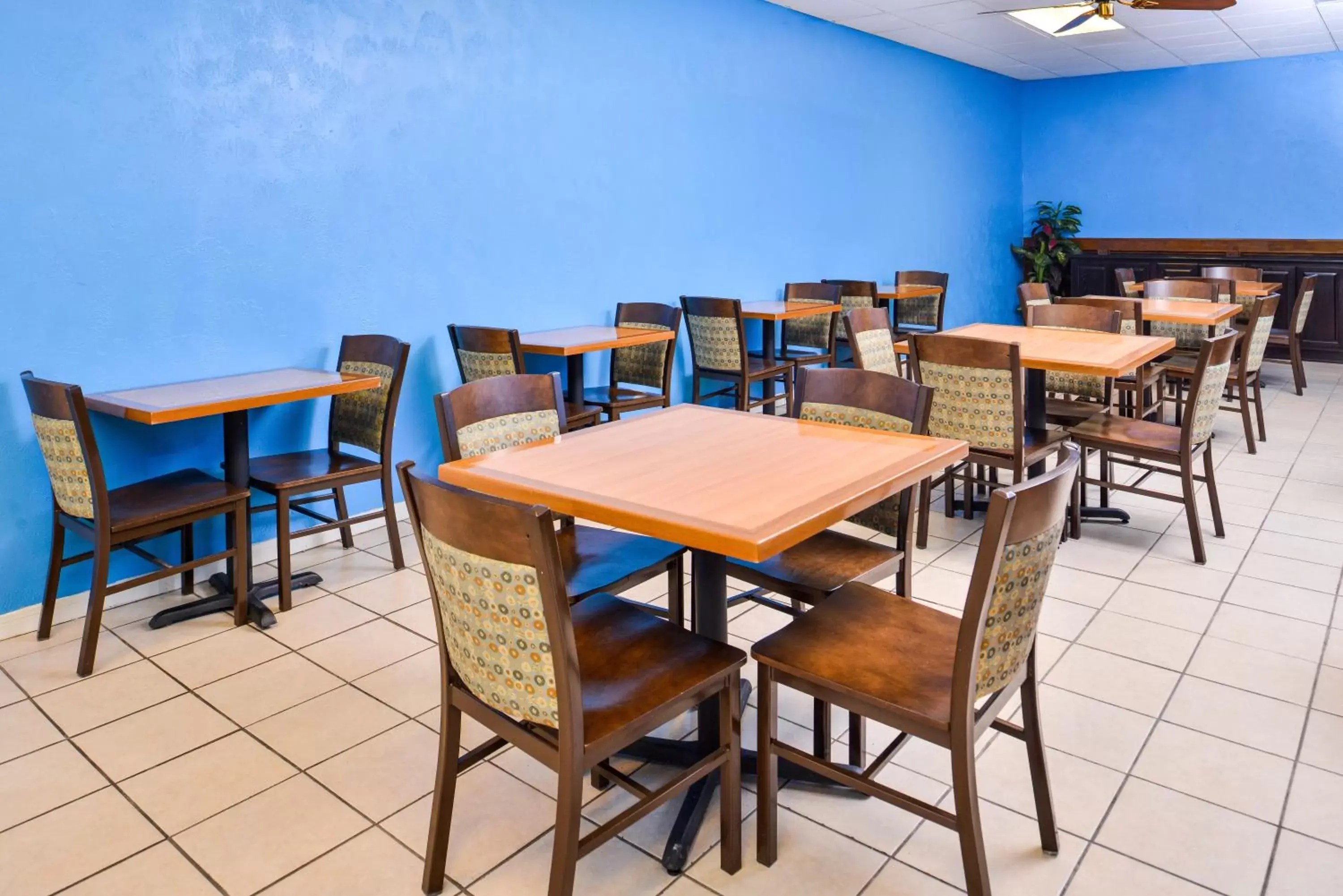 Dining area, Restaurant/Places to Eat in Americas Best Value Inn Clute