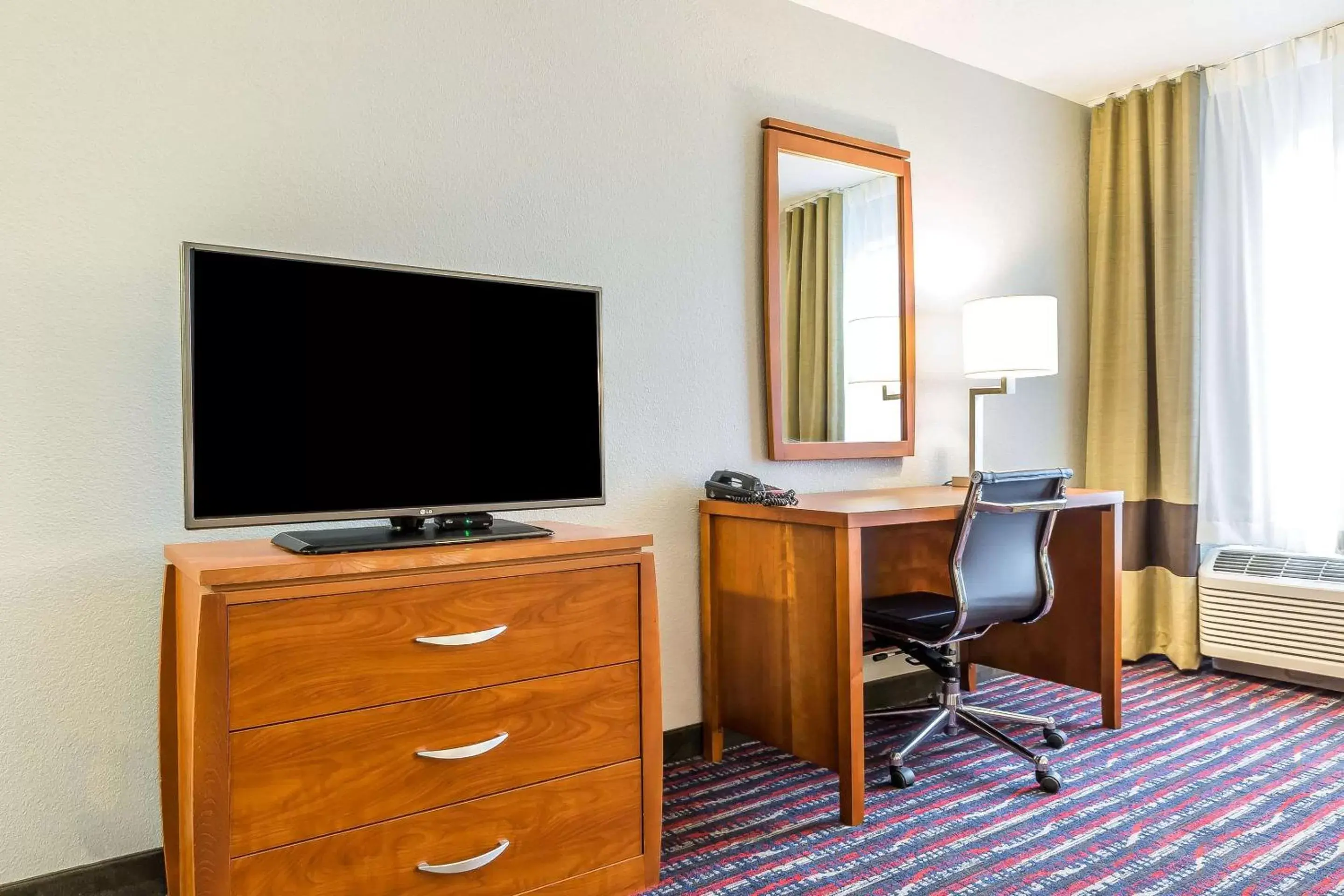 Bedroom, TV/Entertainment Center in Comfort Inn Alton near I-255