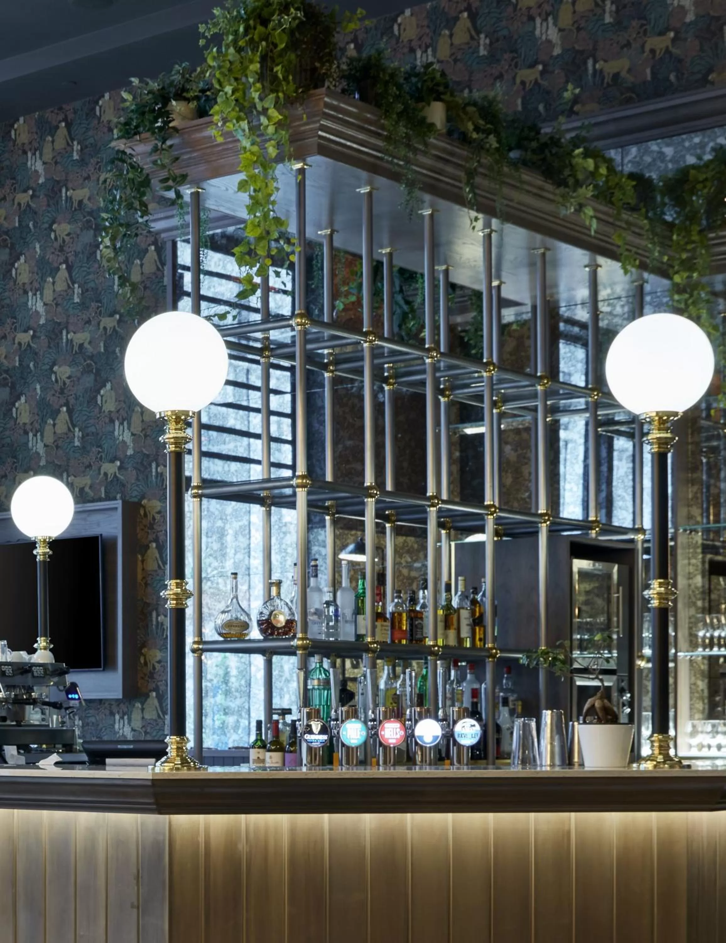 Lounge or bar in Leonardo Royal London Tower Bridge