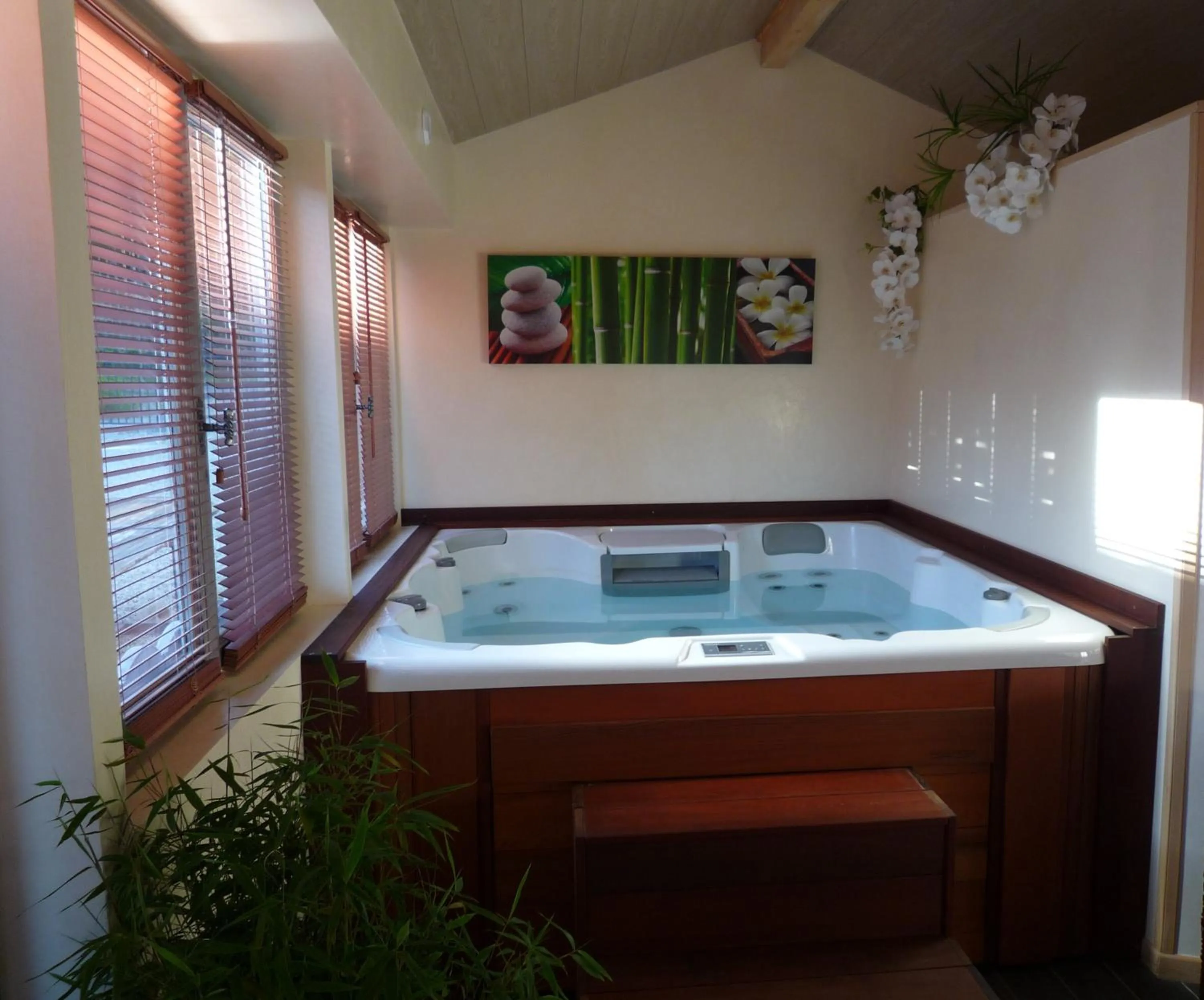 Hot Tub in Chateau de Lantic