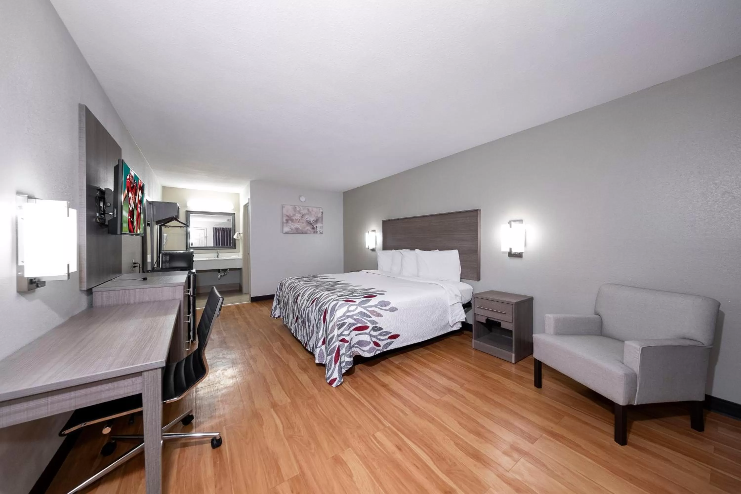 Photo of the whole room, Bed in Red Roof Inn Bay Minette