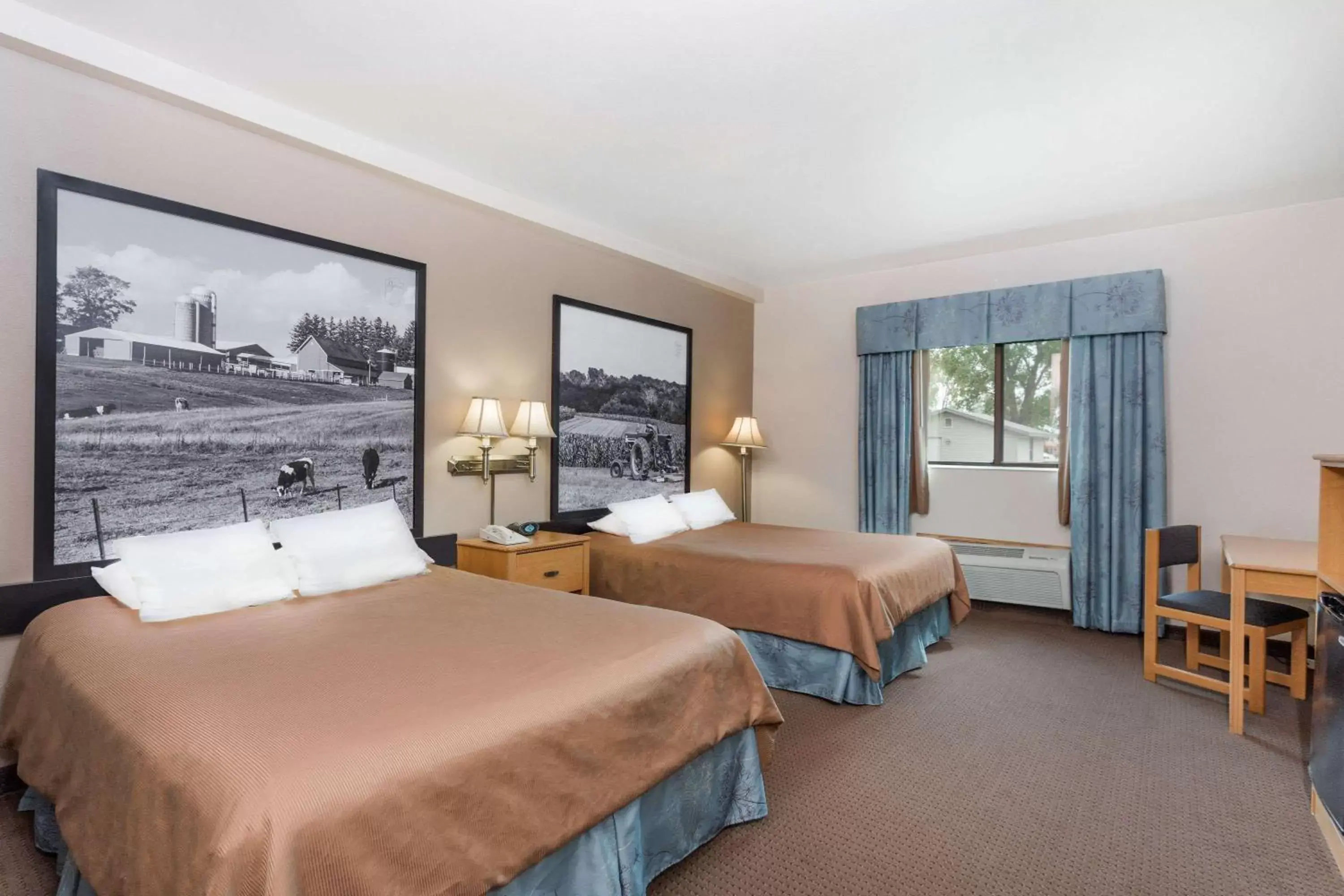 Photo of the whole room, Bed in Super 8 by Wyndham Monroe WI