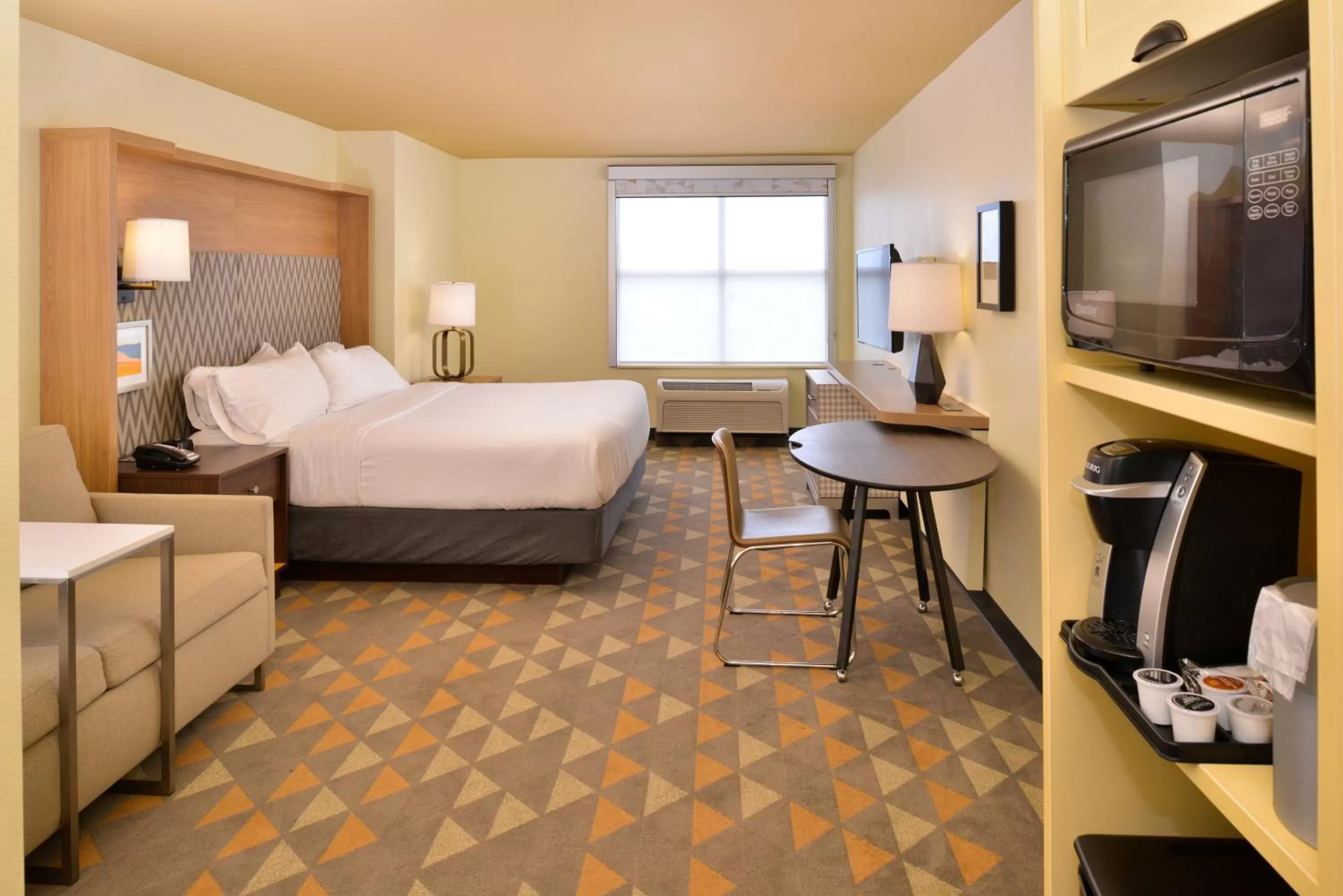 Photo of the whole room, Bed in Holiday Inn Kansas City Airport by IHG