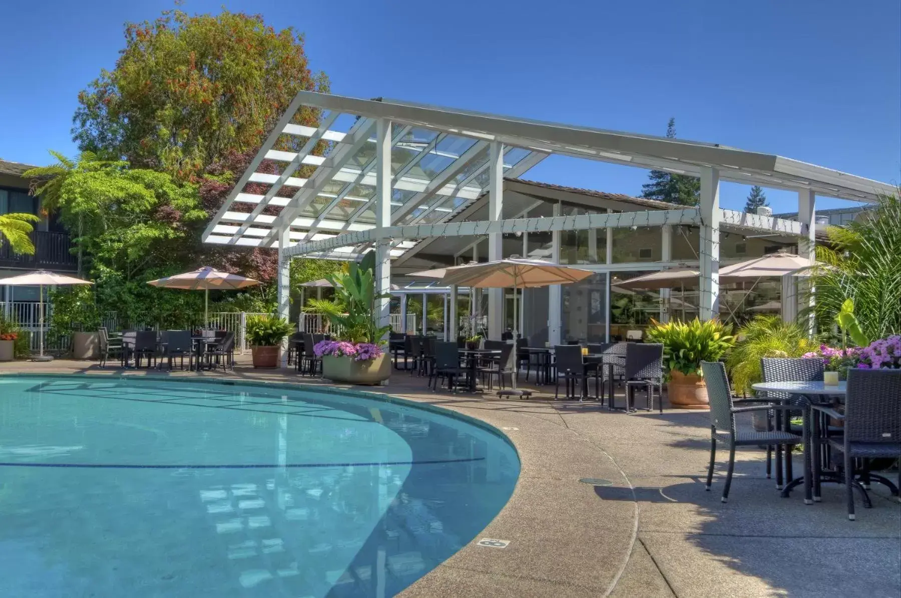 Restaurant/places to eat, Swimming Pool in Dinah's Garden Hotel
